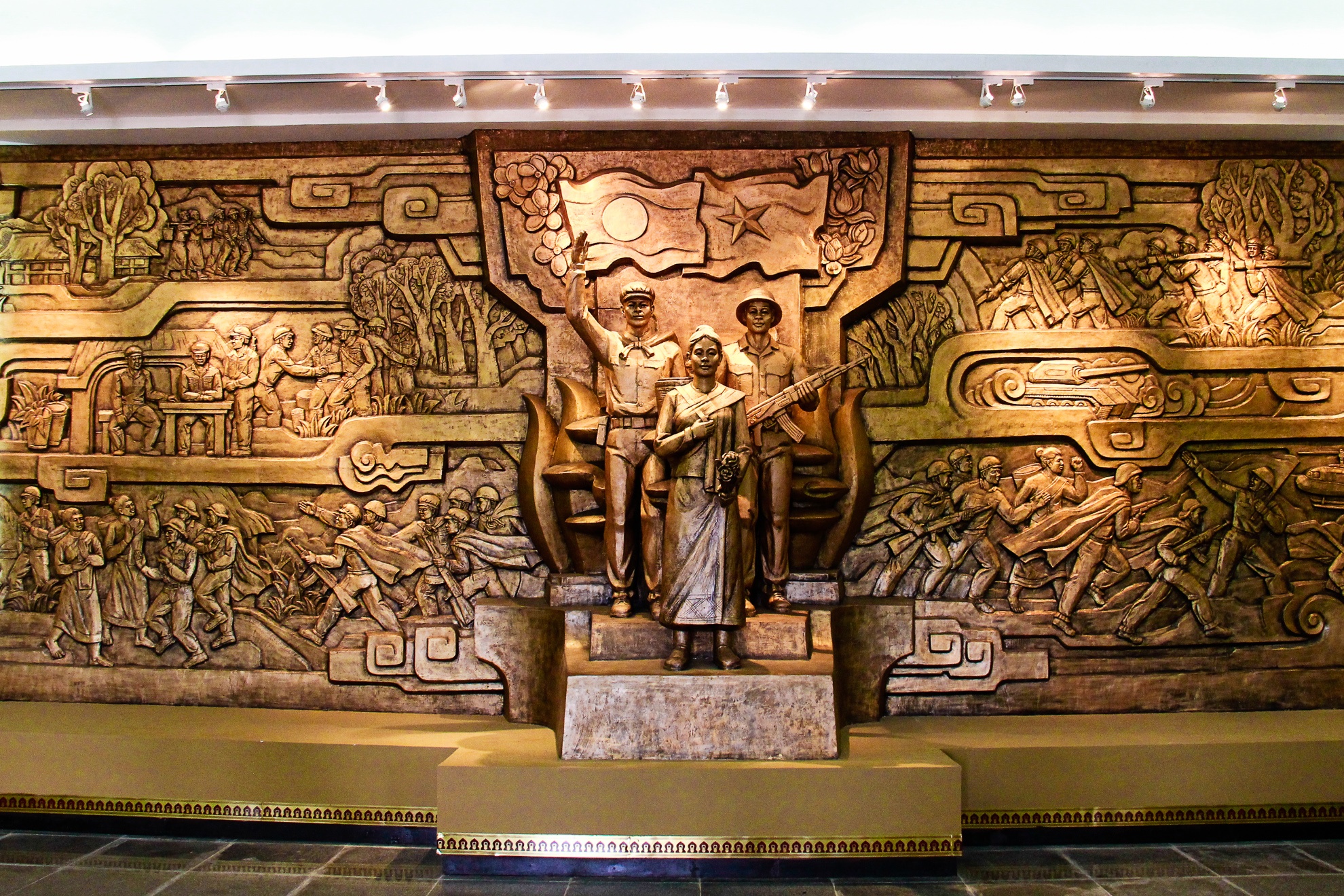 Điểm dừng chân đầu tiên là Mường Phìn, Savanakhet - nơi được biết đến là cái nôi của cách mạng Lào. Ở Mường Phìn có nhiều người dân Việt cùng Lào sinh sống hòa thuận. Khi đến đây cảm nhận sự gần gũi thân thiết rất chân thực  từ những bảng hiệu cửa hàng đầy đủ tiếng Việt, người dân nói tiếng Việt và những món ăn ngon thuần Việt cũng đầy đủ trong các hàng quán trong thị trấn.