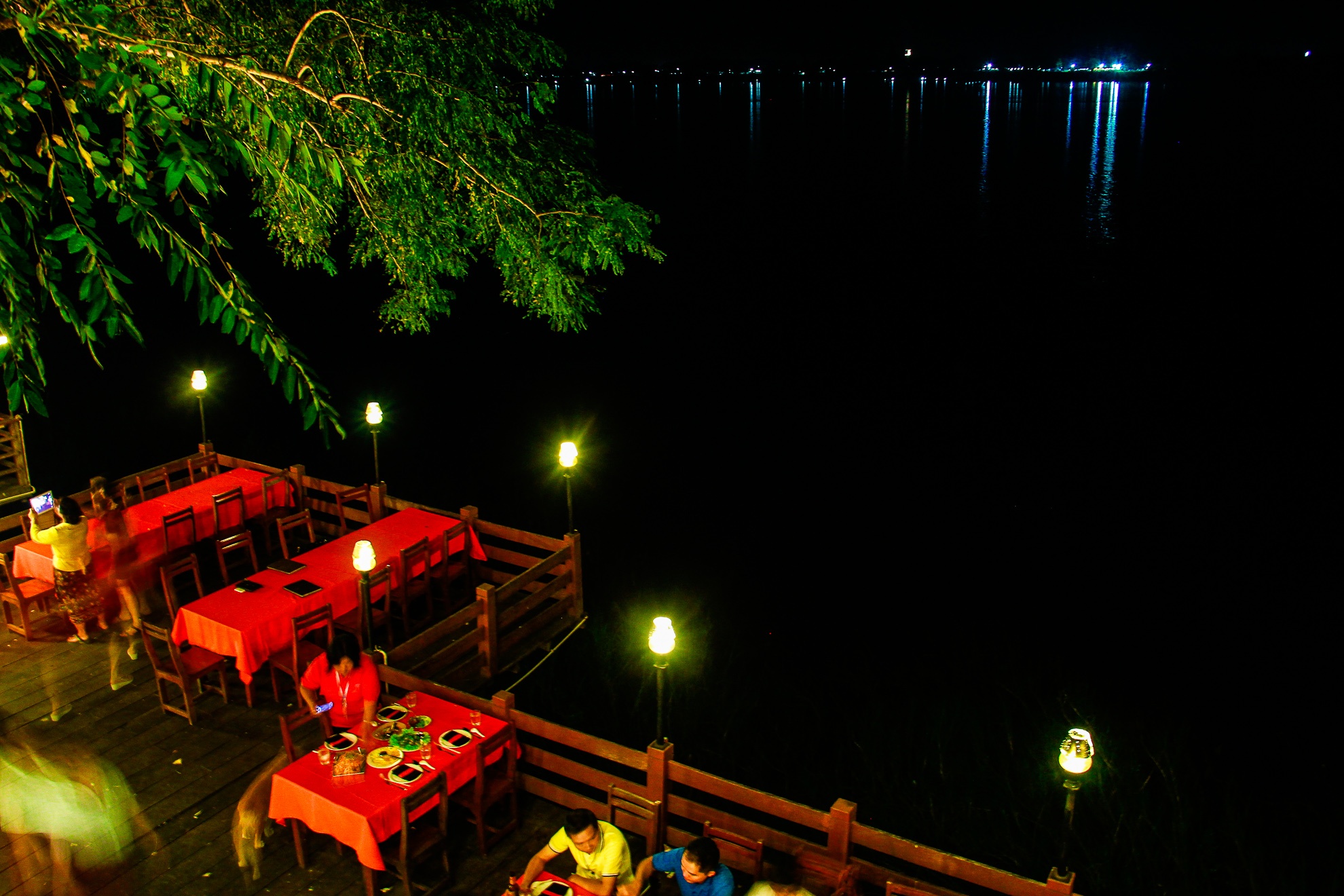 Đêm nghỉ chân tại Savanakhet nơi ngăn đôi biên giới 2 nước Thái – Lào, gió nhẹ mơn man. Phía xa là cây cầu Hữu Nghị lung linh ánh đèn. Là người Việt ngồi trên đất bạn Lào nhâm nhi cốc bia Lào ngắm nhìn đất Thái cũng thật thú vị. Càng về khuya không gian càng tĩnh lặng, lòng người mênh mang bao lo âu tất bật của cuộc sống thường ngày bỗng tan biến từ lúc nào.