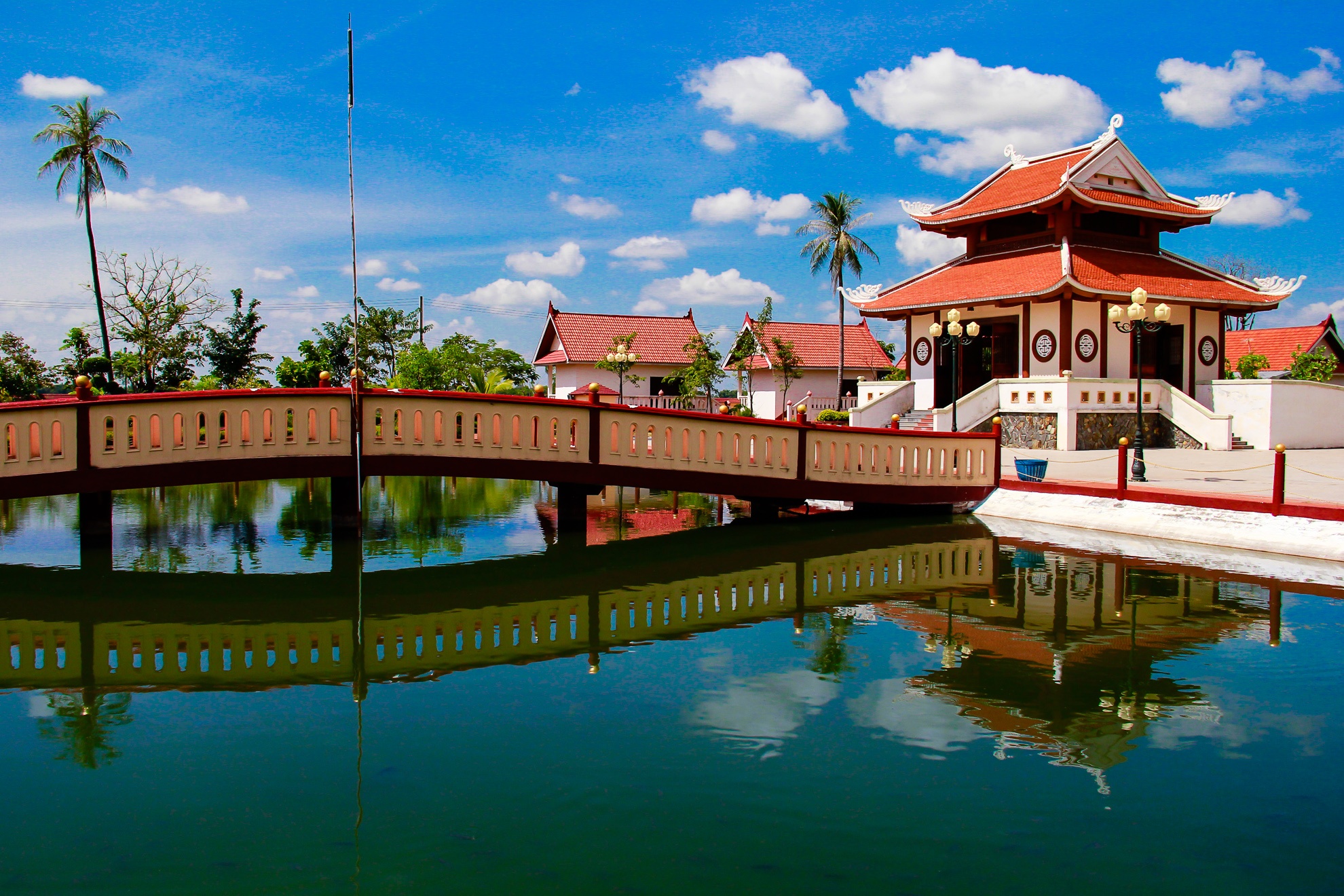 Một điểm đến mà mọi du khách Việt đều thường ghé thăm là Khu lưu niệm Hồ Chí Minh ở Nakhon Phanom, nằm cạnh khuôn viên Làng hữu nghị Thái – Việt thuộc làng Nakhok, Noongyath nơi đây lưu giữ nhiều hình ảnh của Chủ tịch Hồ Chí Minh khi hoạt động ở Thái Lan những năm 1928 với biệt danh Thầu Chín. Khu lưu niệm còn phục dựng là nhiều không gian thân thuộc như nhà tranh ở Làng Sen, vườn rau, ao cá. Cuộc gặp gỡ với đồng bào việt kiều xa quê luôn ấm cúng thân tình và bịn rịn lúc chia tay.