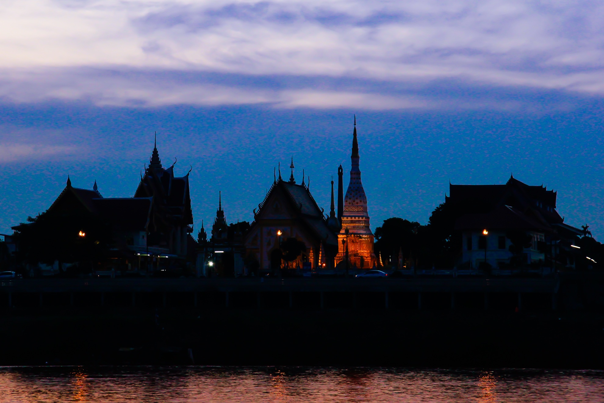 Sau một ngày dài viếng thăm các di tích thì việc thưởng thức một bữa chiều với các món ngon của Thái trên du thuyền ngoạn cảnh sông Mê Kông là chọn lựa tuyệt vời nhất. Từ du thuyền du khách có thể ngắm những kiến trúc đền đài cổ kính của cả 2 nước Thái, Lào huyền bí trong ánh hoàng hôn.