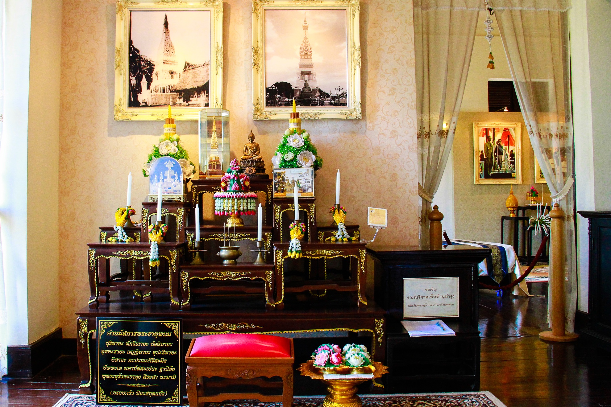 Khi đi bất cứ đâu để hiểu rõ về vùng đất đó thì việc ghé thăm bảo tàng là rất cần thiết.  Được xây dựng năm 1912, Bảo tàng tỉnh trưởng Nakhon Phanom hoàn thành năm 1914 dành cho tỉnh trưởng đầu tiên. Đây là nơi lưu trữ nhiều hiện vật, thông tin hình ảnh về lịch sử, quá trình hình thành và phát triển của Nakhom Phanom. Tòa nhà ảnh hưởng lối kiến trúc phương tây kết hợp với văn hóa Thái trong trang trí nội thất nên tạo ra được những nét đặc sắc riêng.