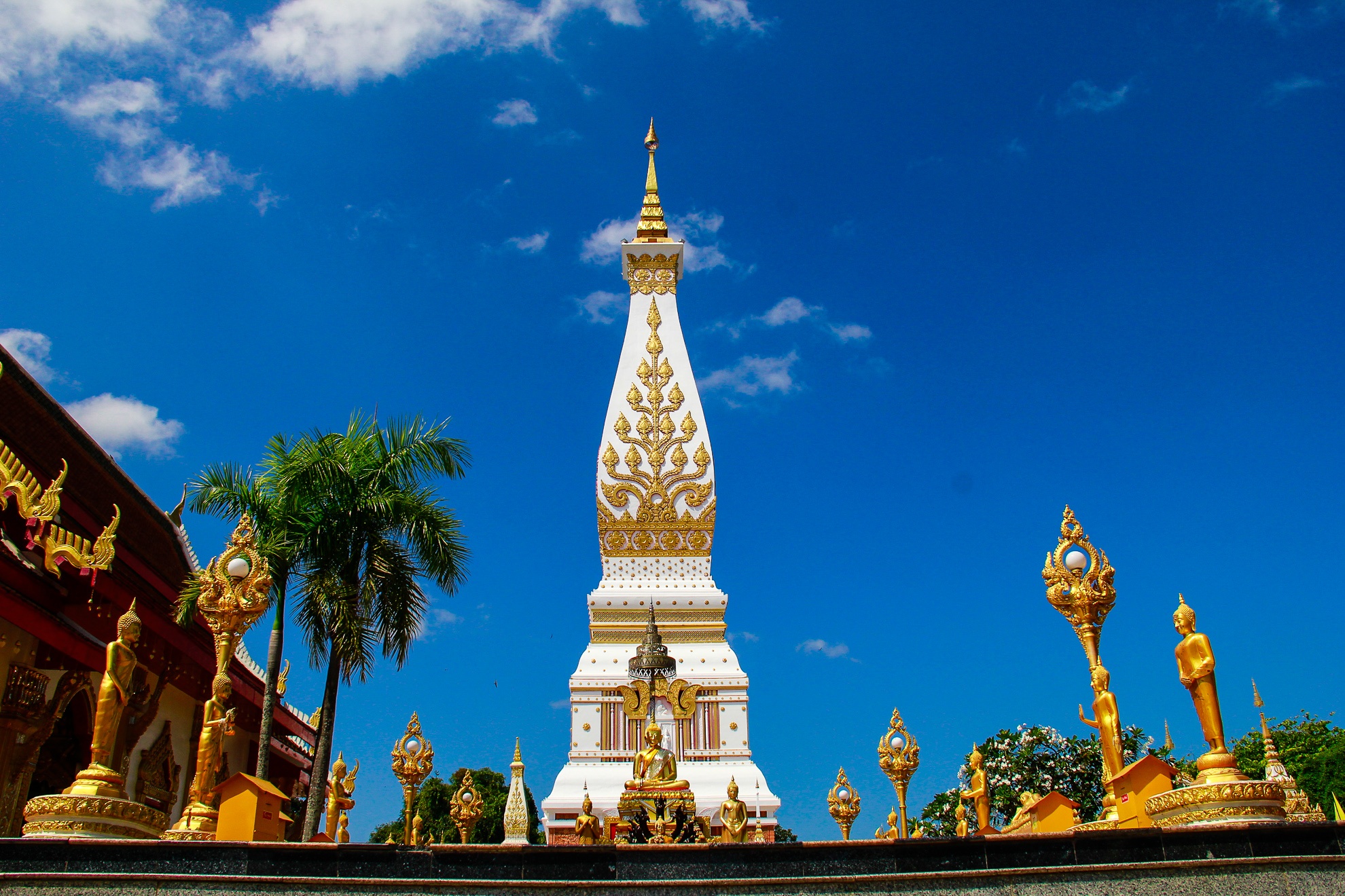 Điểm dừng chân thú vị tiếp của hành trình là Wat Phrathat Phanom - quần thể chùa và các bảo tháp đầy tráng lệ, trong đó có tháp lớn nhất cao 53 mét , trên đỉnh có khố vàng đúc trang trí nặng đến 110kg. Theo truyền thuyết, trong bảo tháp có chứa xương ngực của Đức Phật, nên được xem là một trong những cấu trúc quan trọng nhất của Phật giáo nguyên thủy. Khởi thủy, Tháp được xây dựng vào thế kỷ 16 bởi vua Lào Setthathirath. Mỗi năm, một lễ hội được tổ chức tại Phanom để tôn vinh các ngôi đền. Lễ hội diễn ra trong suốt một tuần lễ với sự tham dự hàng ngàn người hành hương đến chiêm bái tại chùa.