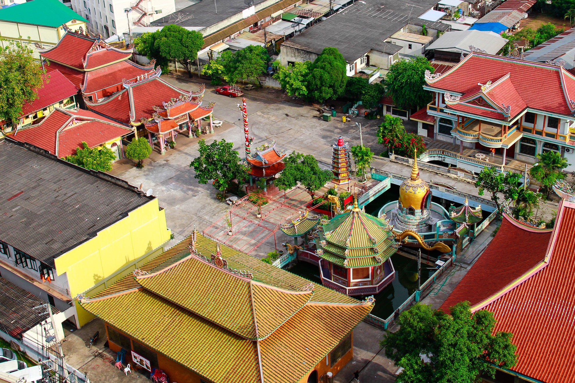 Udon Thaini vừa mang nét cổ kính của kiến trúc xưa lẫn hiện đại của văn hóa nay, bên cạnh đó đây có thể được xem là thiên đường mua sắm của vùng đông bắc Thái Lan Thái với nhiều sản phẩm đa dạng và khá rẻ. Ở một số chợ người Thái gốc Việt chiếm đến gần 50% do đó du khách sẽ thoải mái “trả giá” mua sắm cho những món đồ mình yêu thích như trên đất Việt.