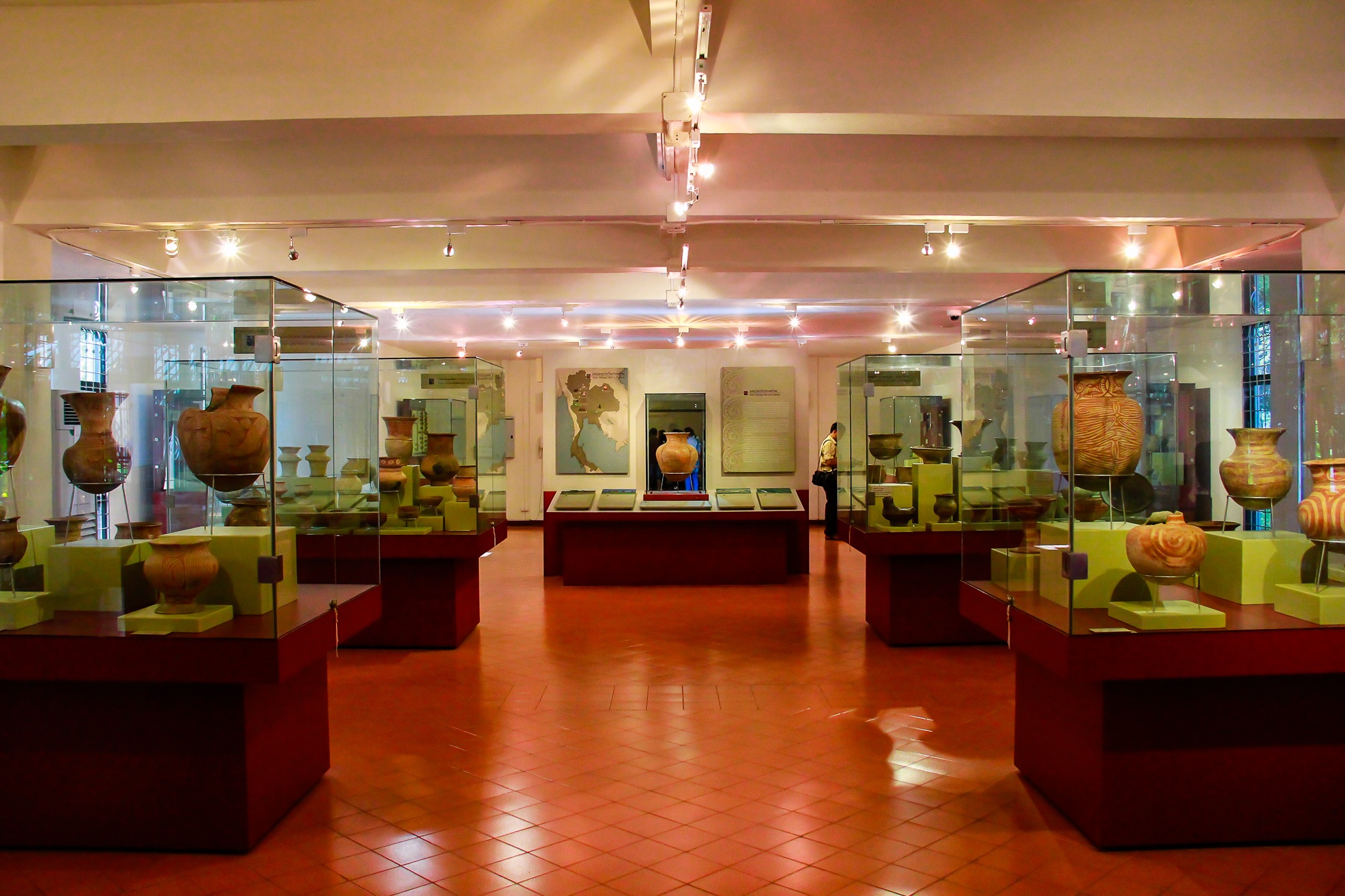 Niềm tự hào lớn lao của người Thái chính là Bảo tàng quốc gia Ban Chiang: Cách Udon Thani khoảng 55 km, nằm trong khu di tích khảo cổ Ban Chiang, bảo tàng Quốc gia Ban Chiang tái hiện và trưng bày hàng trăm cổ vật có niên đại tiền sử từ 4000 đến 7.500 năm tuổi. Khu di tích này được UNESCO công nhận là di sản thế giới và cũng là bảo tàng mở đầu tiên của Thái Lan. Đây thật sự là nơi du khách nên ghé thăm để hiểu về nên văn hóa huy hoàng của người Thái cổ.