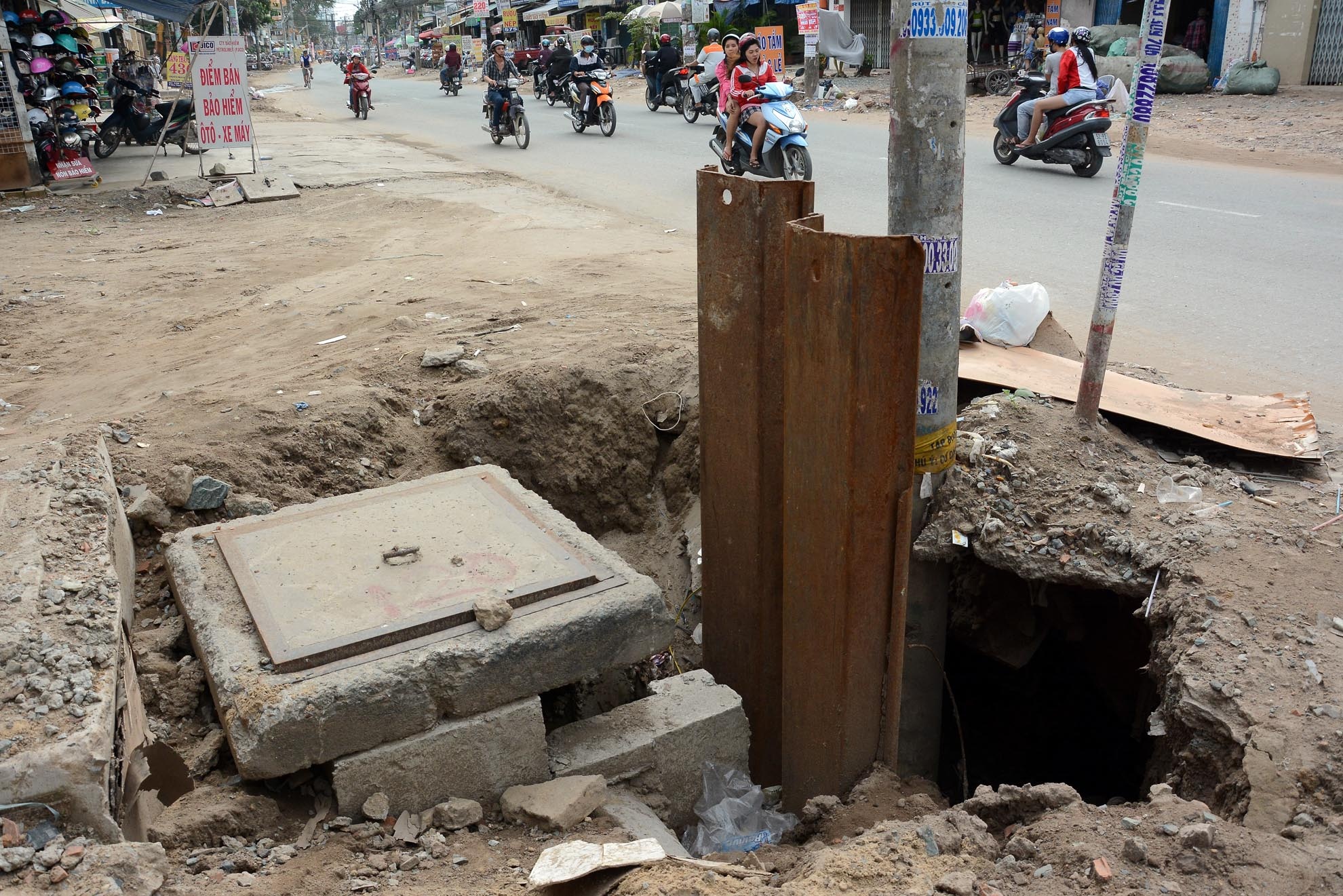Những ống cống đào sâu nằm sát cột điện có thể gây ngã đổ bất cứ lúc nào, trở thành hiểm họa với người đi đường