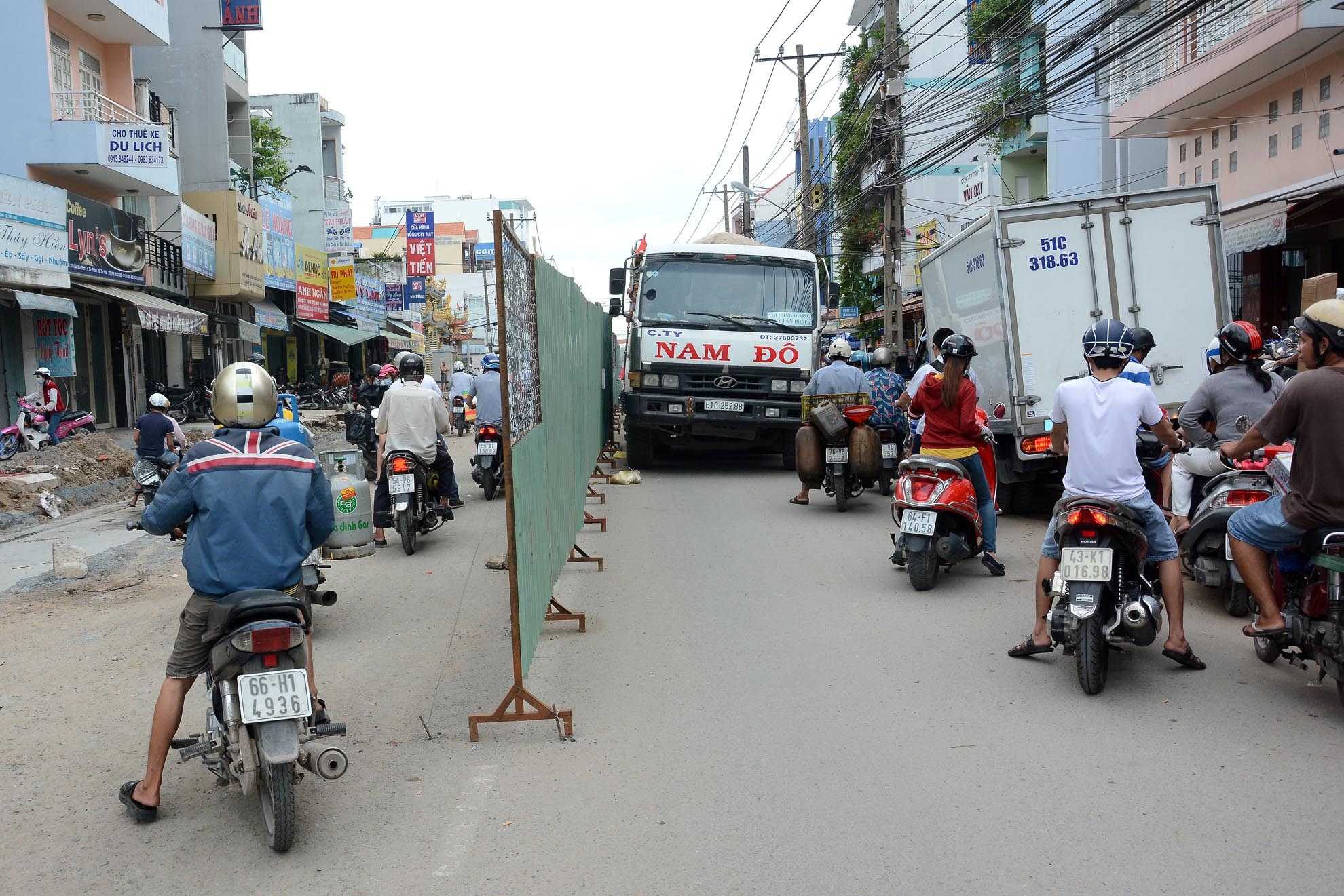 Vào giờ cao điểm, tuyến đường lại xảy ra tình trạng kẹt xe, mặc dù để biển cấm nhưng nhiều người đi đường vẫn thản nhiên chạy vào đoạn đường đang thi công, gây nên tình trạng giao thông rất lộn xộn.