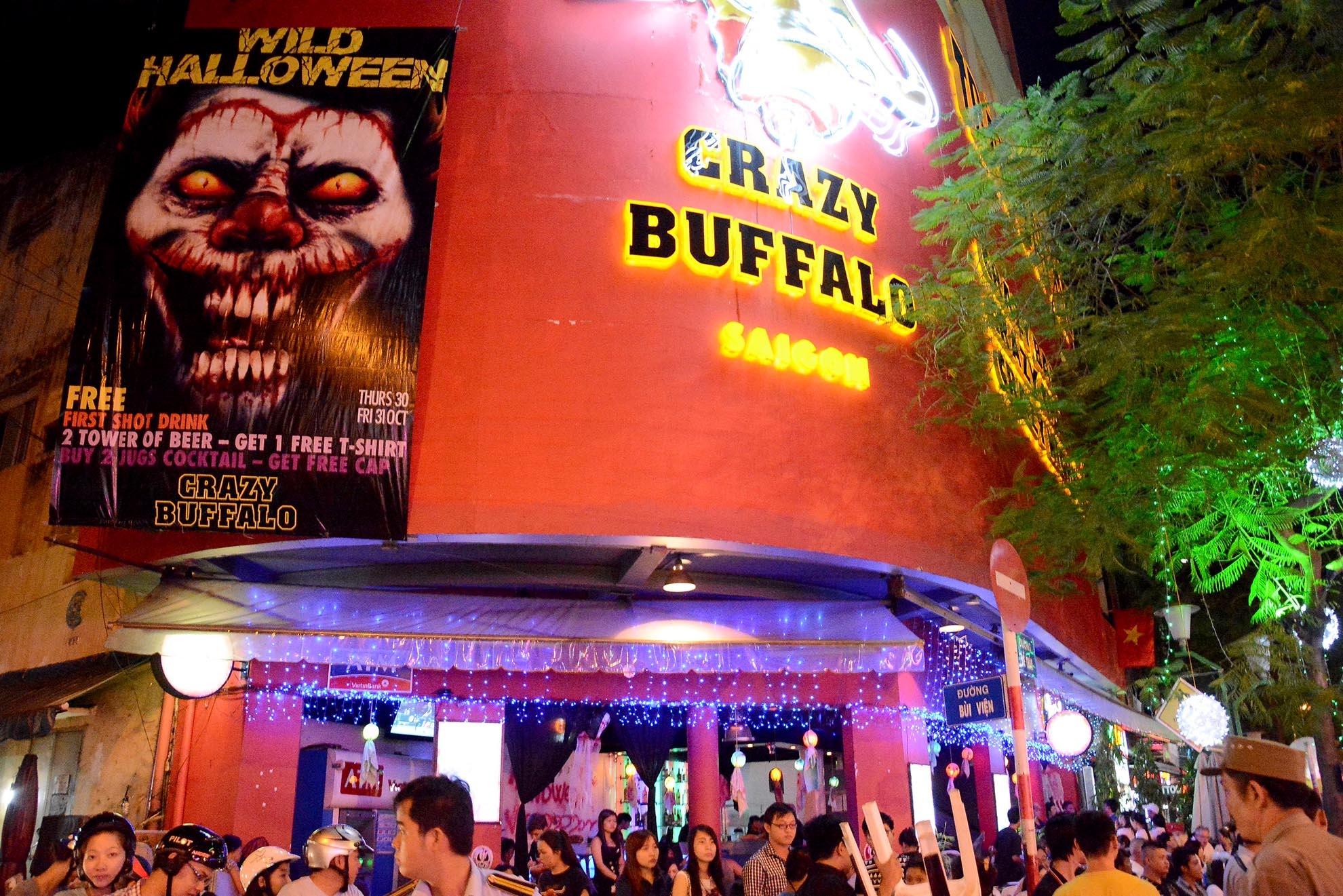 Một số cửa hàng cũng trang trí theo phong cách Halloweeen nhằm lôi kéo khách hàng. Các quán bar còn thực hiện chương trình khuyến mãi uống 1 tặng 1.