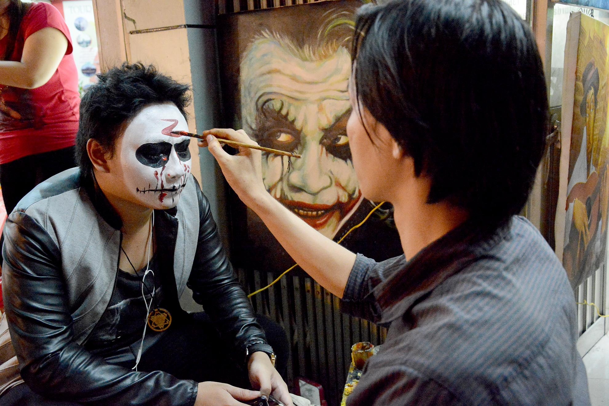 Các dịch vụ vẽ tranh mặt nạ Halloween rất hút khách. Giá mỗi lần vẽ dao động từ 20 ngàn đến 100 ngàn đồng, tùy theo hình dạng, kích thước bức tranh khách yêu cầu.