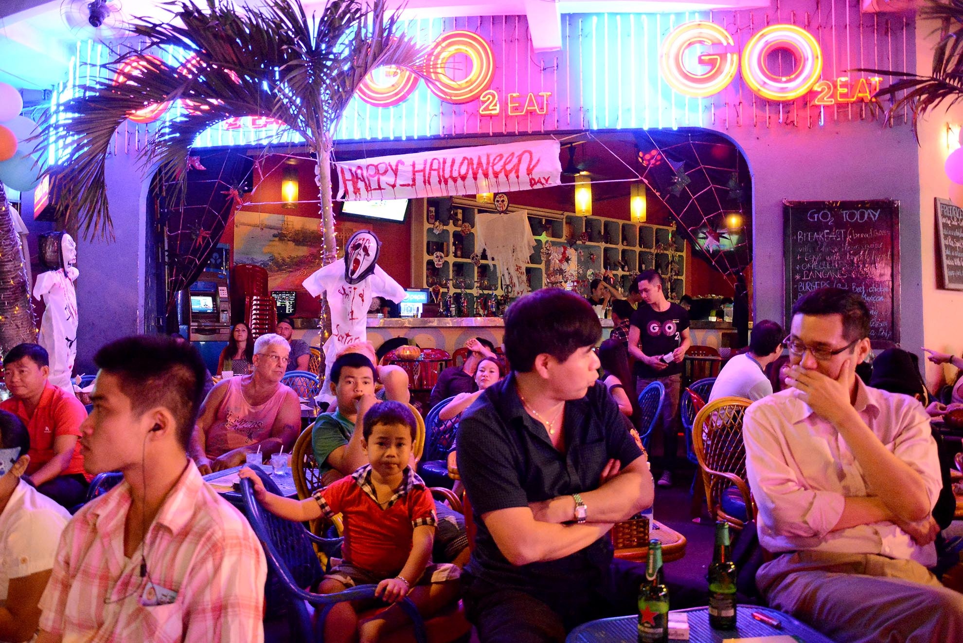 Các quán bar, nhà hàng trên đường Bùi Viện treo băng rôn, hình nộm ma quỷ để tạo sự chú ý, thu hút khách đến đông hơn.