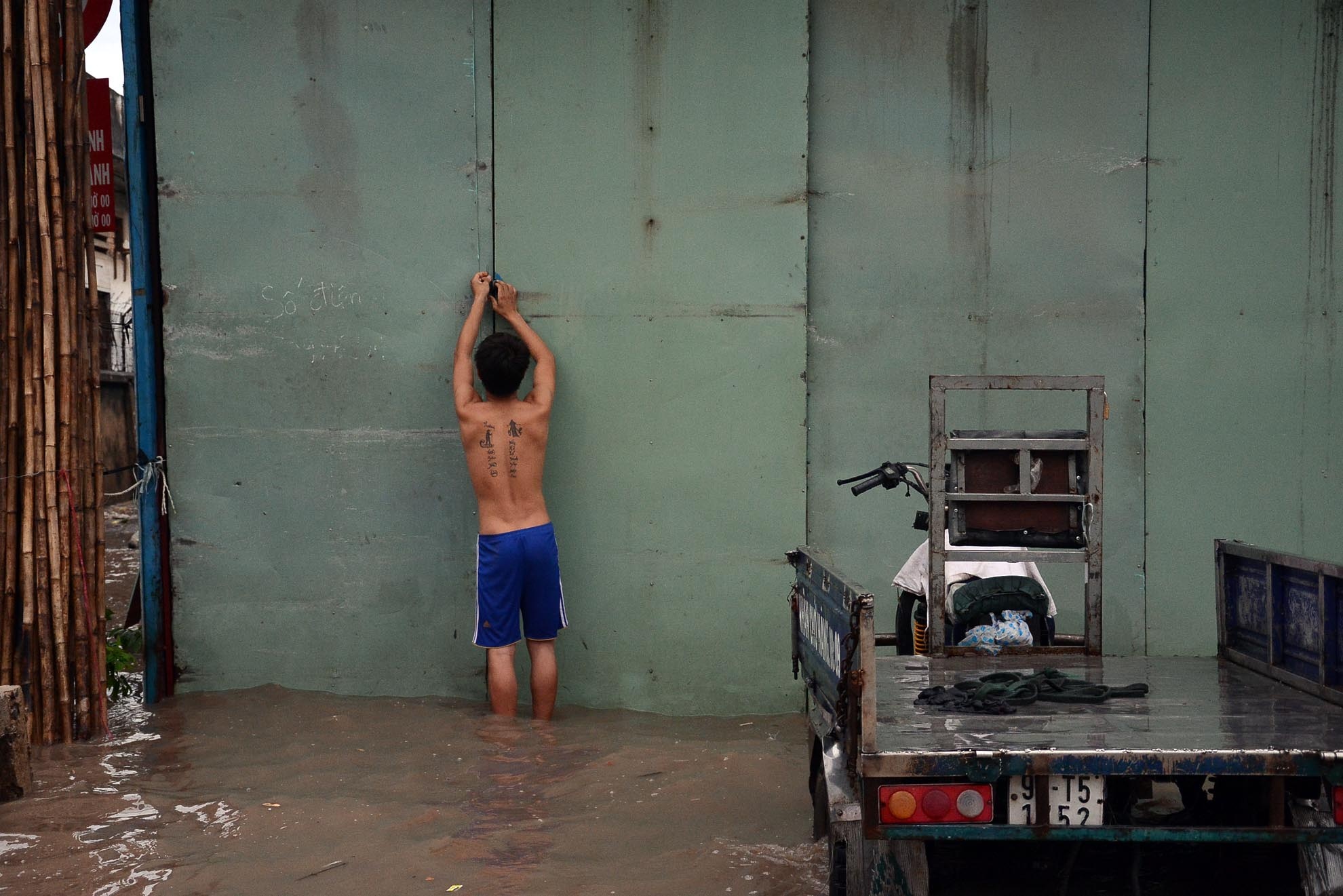 Không chỉ ảnh hưởng đến sinh hoạt hằng ngày, ngập nước cũng gây khó khăn trong việc sản xuất kinh doanh.