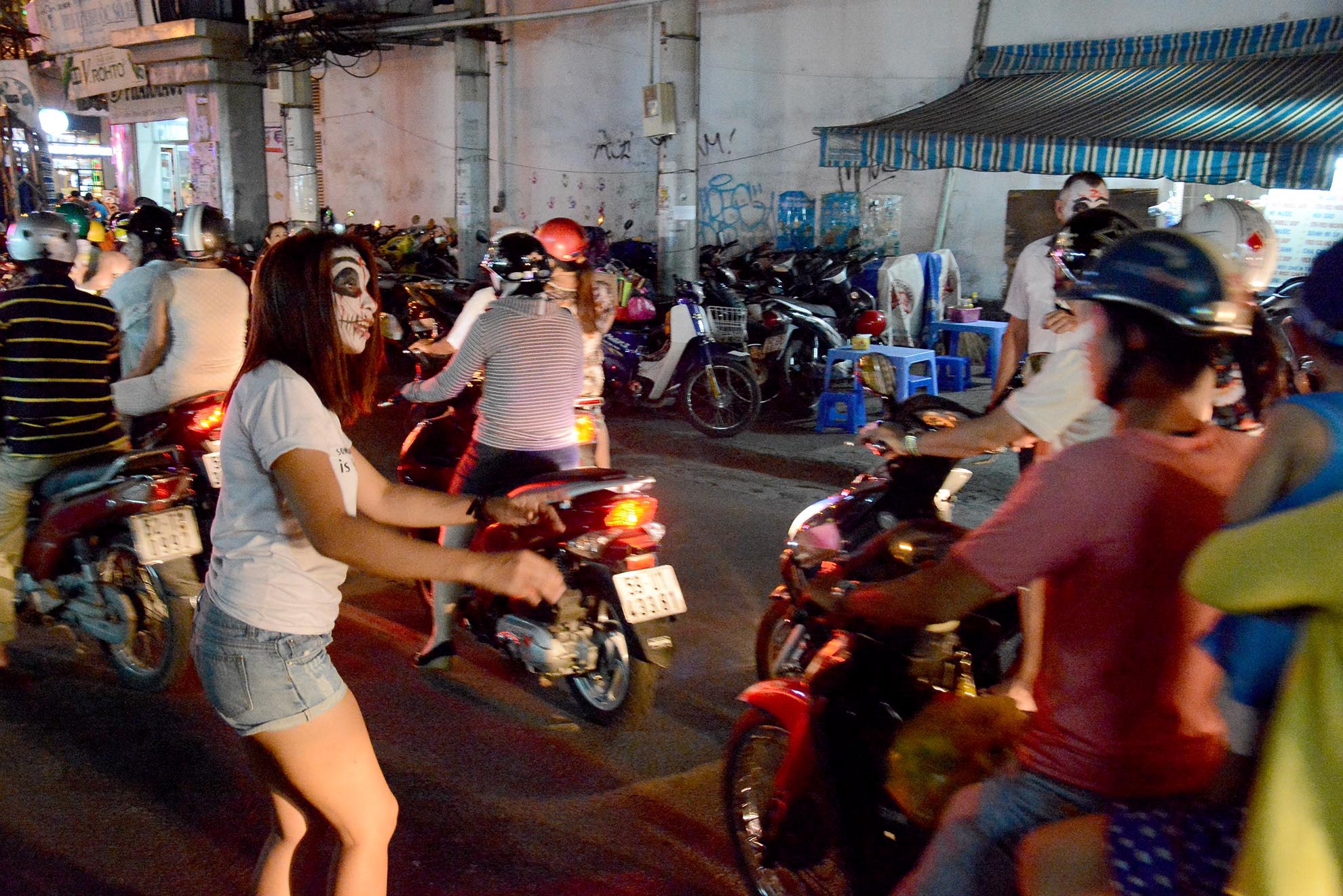 Chị Zine đến từ Philipphin trang trí hình mặt nạ ghê rợn hù dọa khiến một số em bé đi đường phải hoản sợ. 