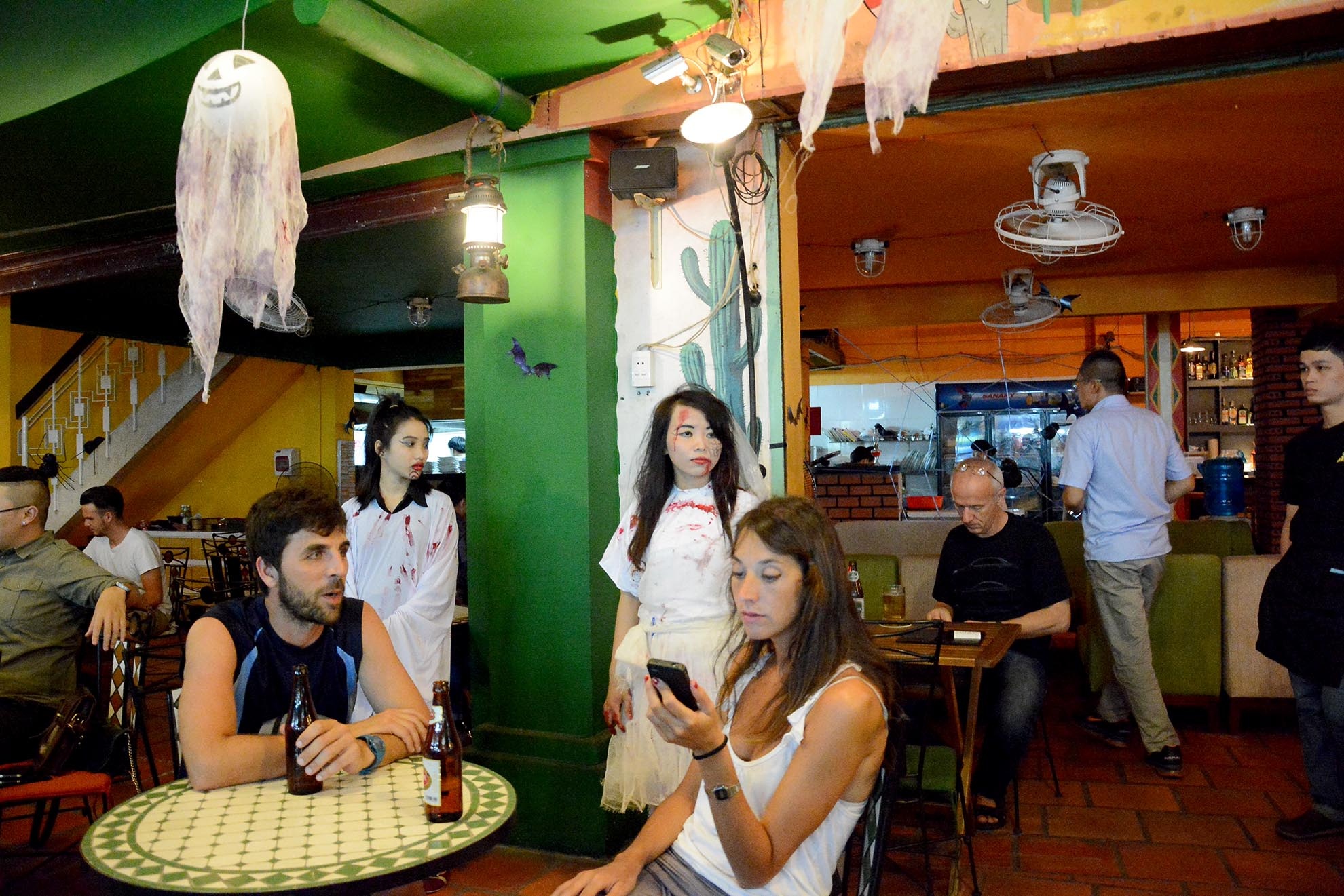 Các nhân viên phục vụ của nhà hàng cũng bị hóa thành những xác sống để phục vụ thực khách.