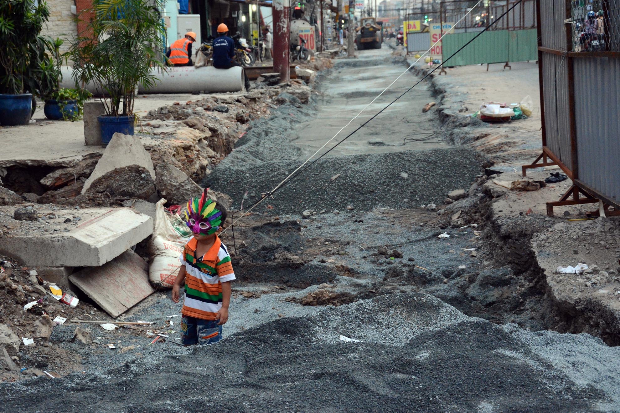Mặt đưởng thi công với nhiều hố sâu trở thành nơi vui chơi ẩn họa nhiều nguy hiểm với trẻ em.