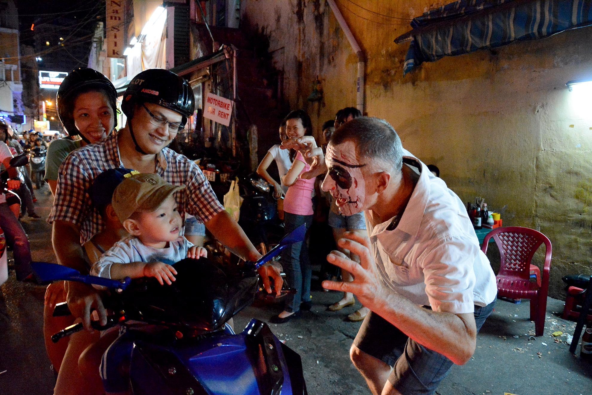 Anh Cary cũng thích thú khi được đeo mặt nạ ma quỷ dọa các em nhỏ.