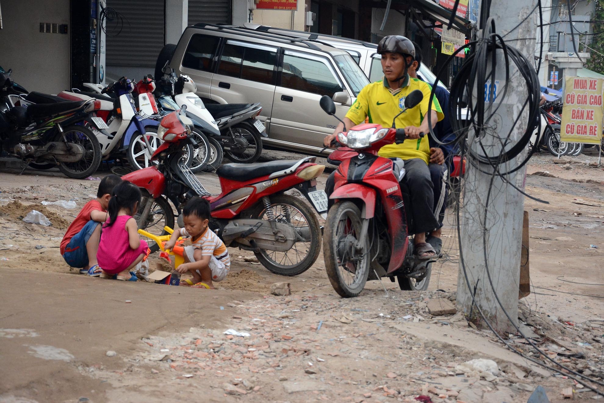 Tuyến đường Lũy Bán Bích - Tân Hóa tuyến đường nối giữa nút giao thông quan trọng như Phú Lâm (quận 6), nút giao thông Bà Quẹo (quận Tân Bình, quận Tân Phú), nhưng đơn vị thi công cẩu thả, đổ đất đá, tạo hố sâu.