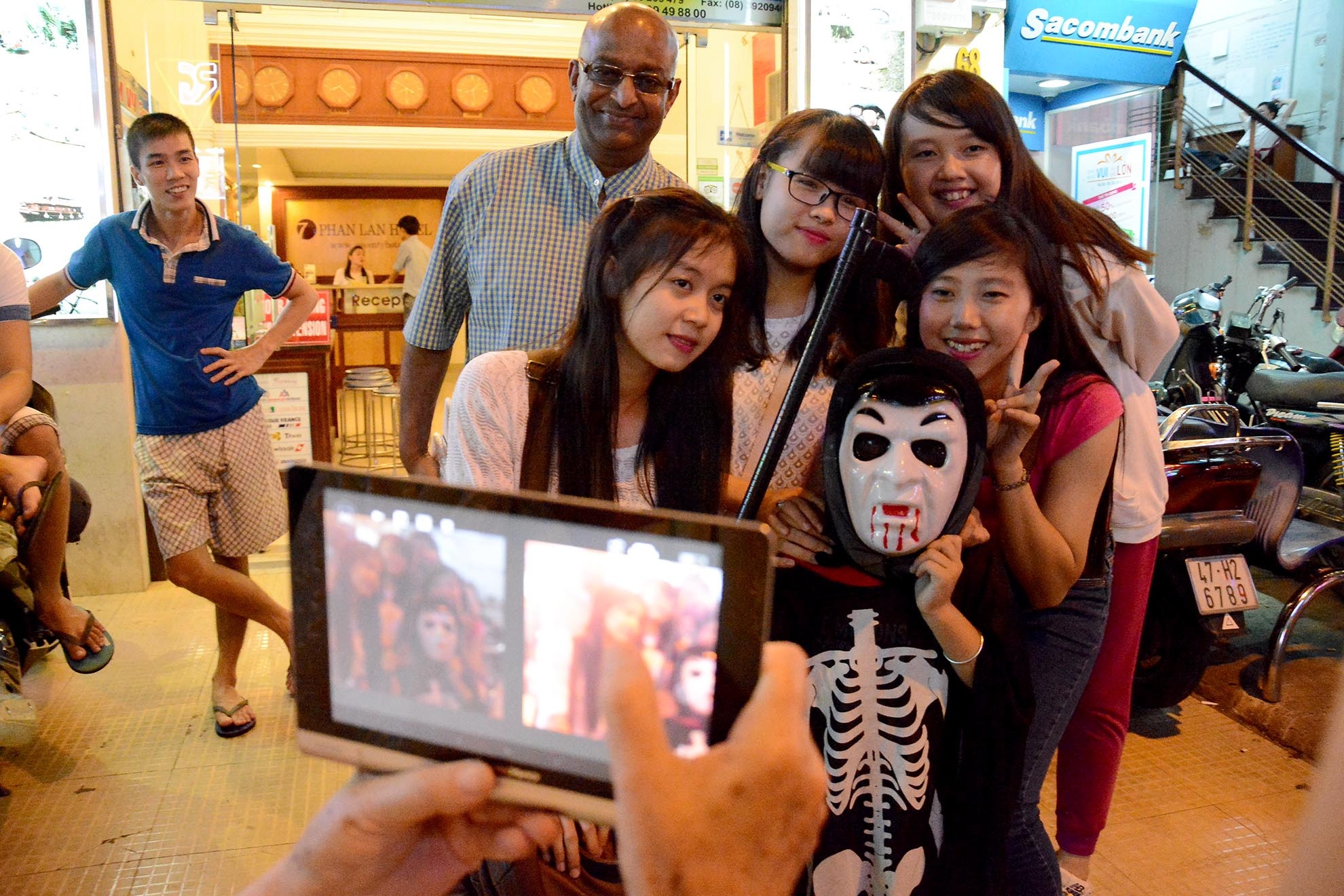 Nhiều bạn trẻ tranh thủ chụp hình lưu niệm cùng các nhân vật ma quỷ yêu thích.