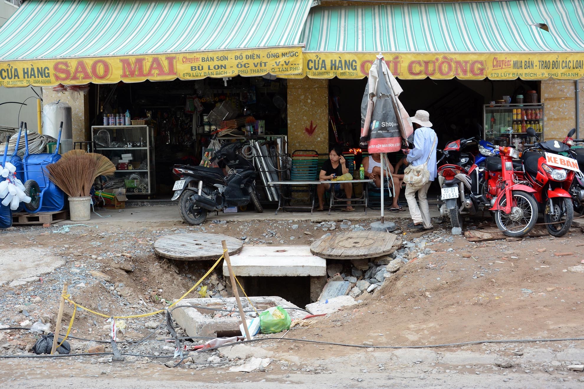 Nhiều đoạn, vỉa hè bị đào bới chênh với nhà dân khoảng 0,5m tạo nên những cái bẫy người dân. Để đi lại, nhiều người phải bắc tấm ván làm cầu. Tại nhiều vị trí trên vỉa hè, nhiều hố ga không có rào chắn.