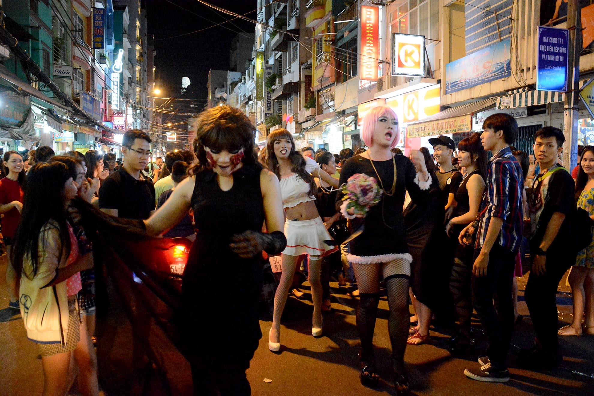 Sự xuất hiện của 3 vũ công với trang phục nóng bỏng thu hút sự chú ý của nhiều người.