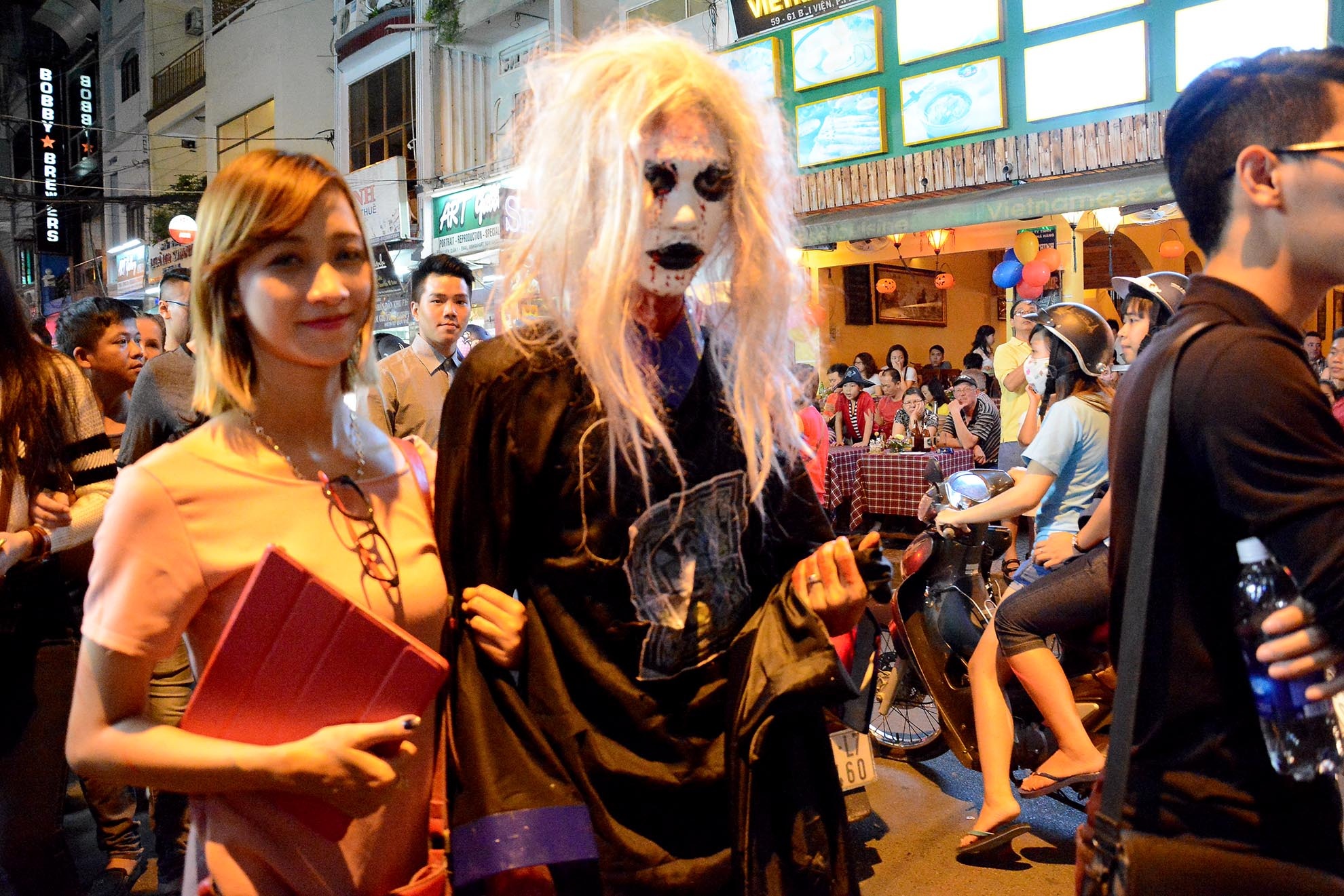 'Ma quy' tran ngap duong pho Sai Gon dem Halloween hinh anh
