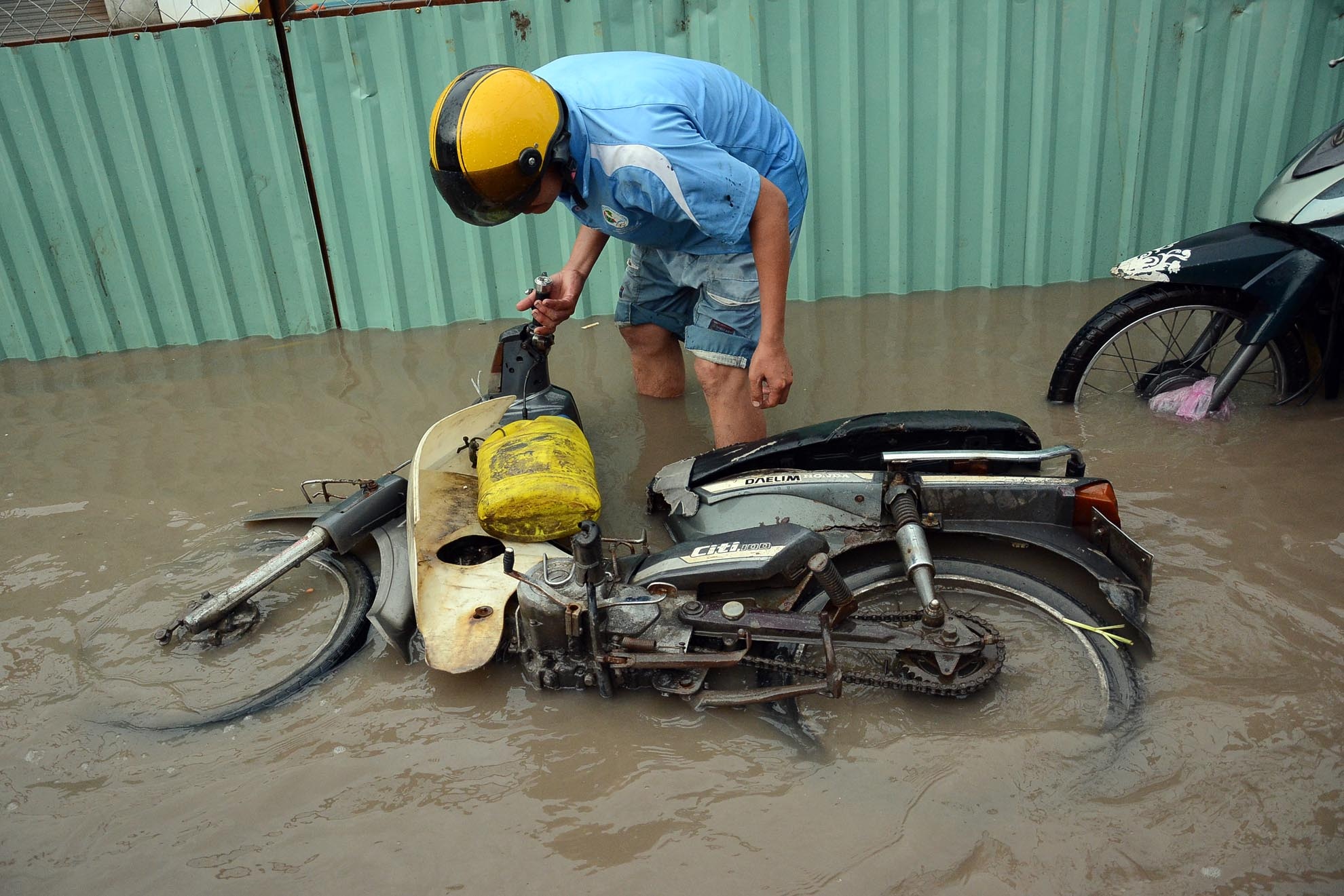 Thi cong duong cau tha lam kho nguoi dan o Sai Gon hinh anh