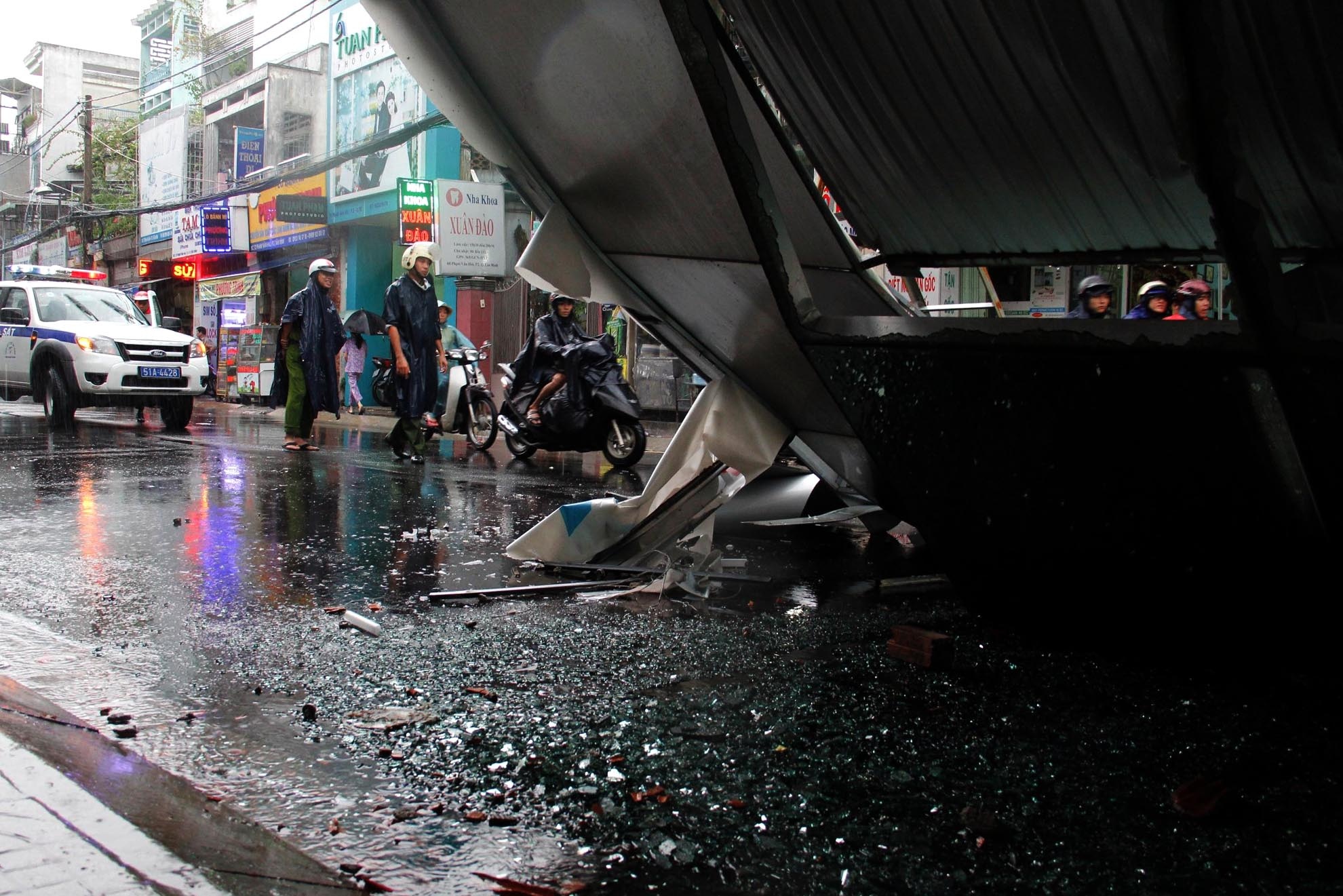 Theo lời kể của chú Thanh bán quán gần đó. Thì cơn mưa với gió giật rất mạnh. Khi đang ngồn bán hàng bỗng nghe một tiếng ầm cực lớn kèm theo tiếng kính vỡ, ngẩn lên thì thấy toàn bộ mặt tiến ốp nhôm của tòa nhà đổ sập.