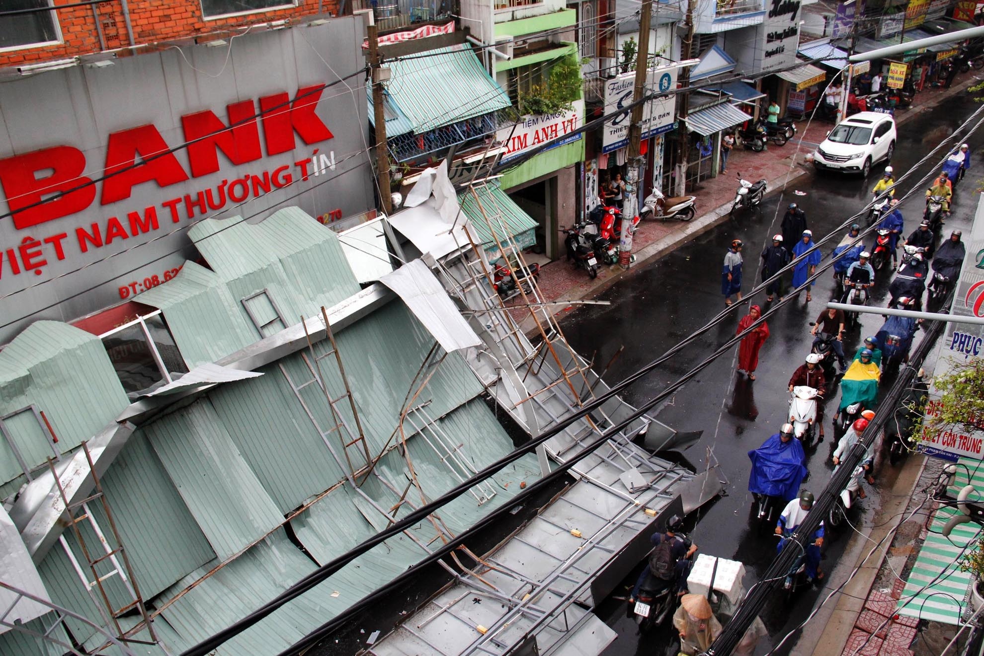 Toàn bộ khung sắt chiếm gần như toàn bộ con đường  Phạm Văn Hai, người đi đường phải len qua một khoảng hẹp để di chuyển.