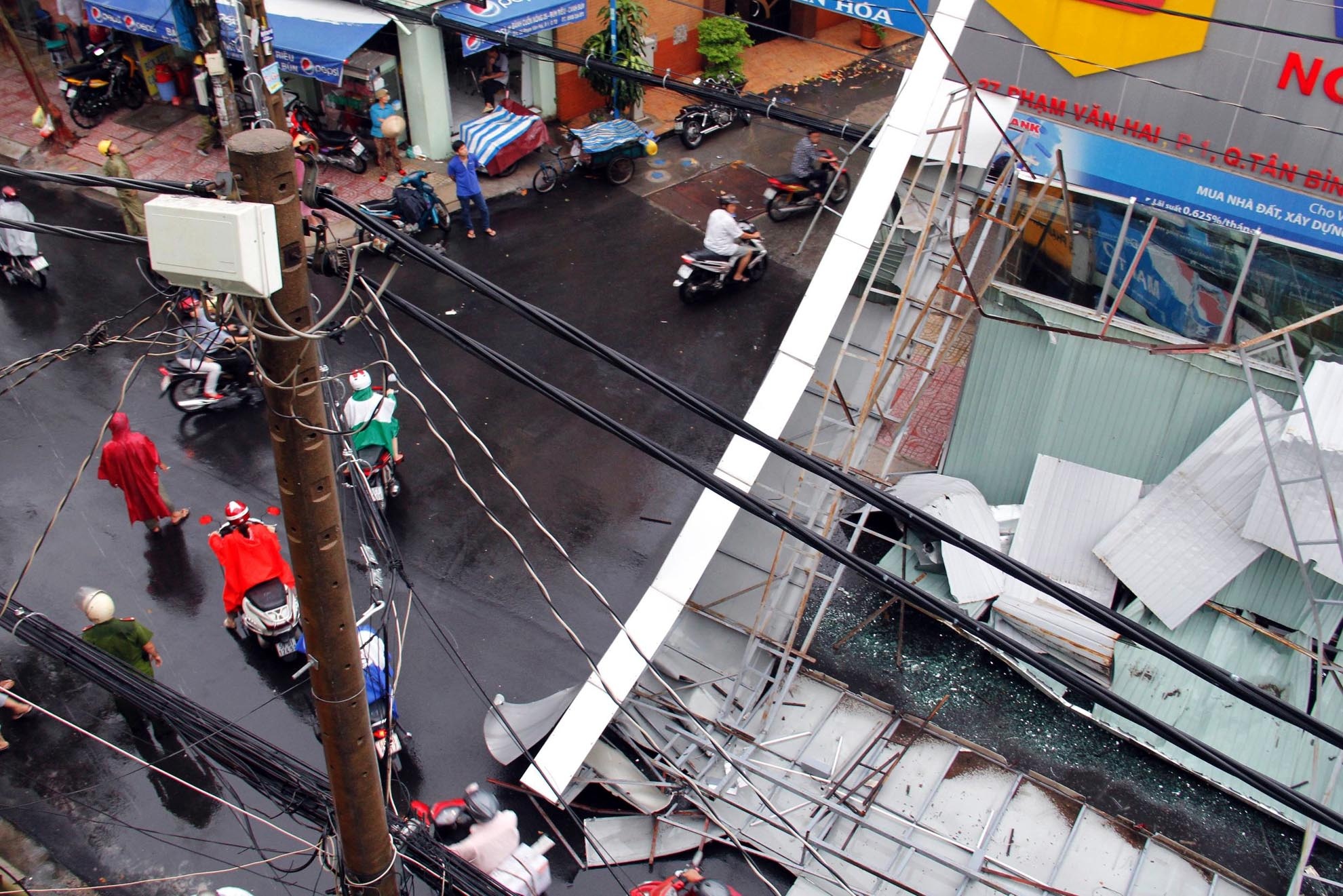 Tất cả các xe lớn đều bị cấm lưu thông. Xe máy phải đi vòng qua hẻm nhỏ bên cạnh tòa nhà để đảm bảo an toàn.