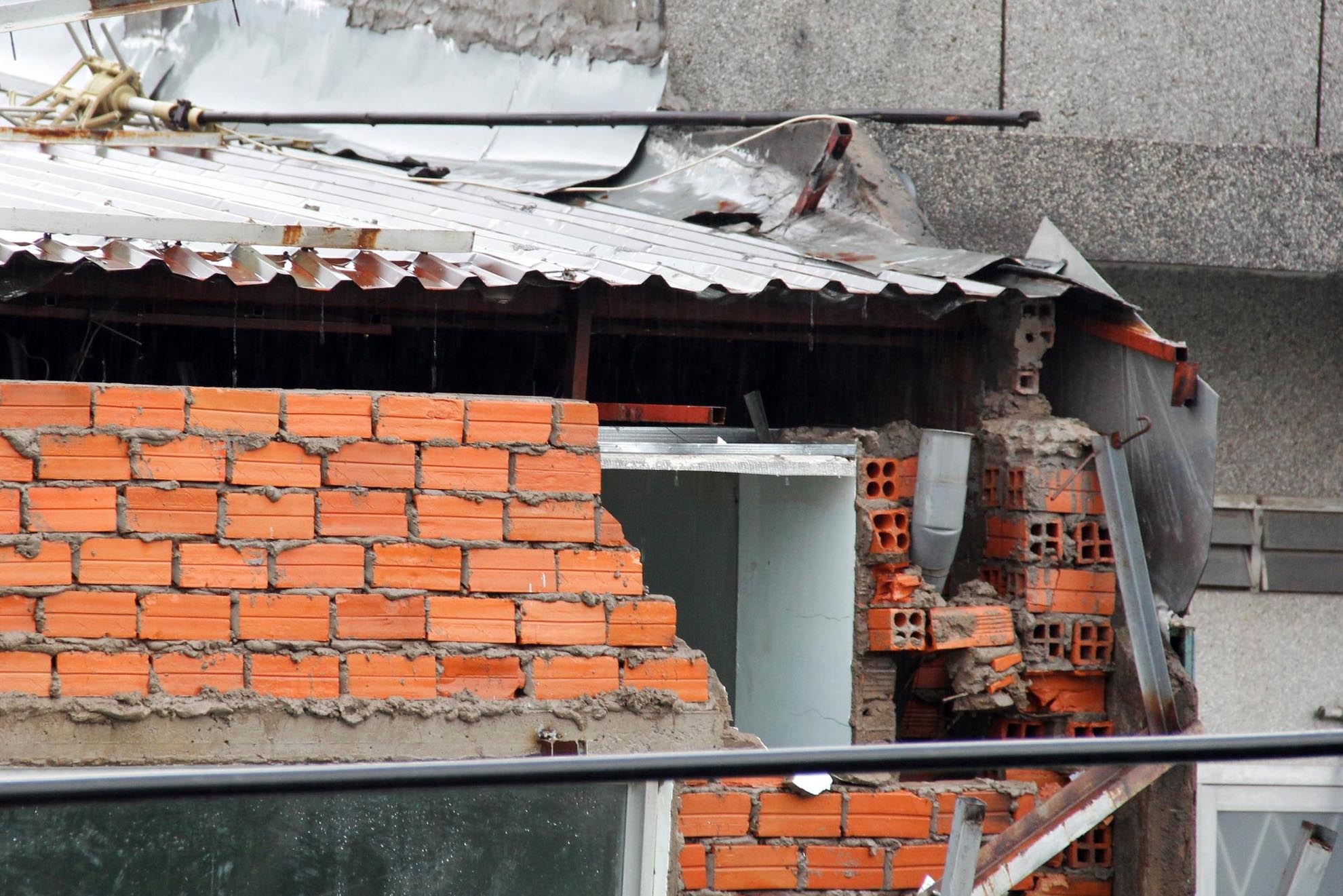 Theo thời gian hệ thống khu sắt đỡ đã bị rỉ sét yếu mòn theo thời gian.Những thanh sắt mỏng manh này không chịu nói áp lực của những cơn gió lớn Ờ phía bên phải bể một mảng tường lớn có thể do gió giật mạnh kéo bục thanh sắt neo ra khỏi tường.