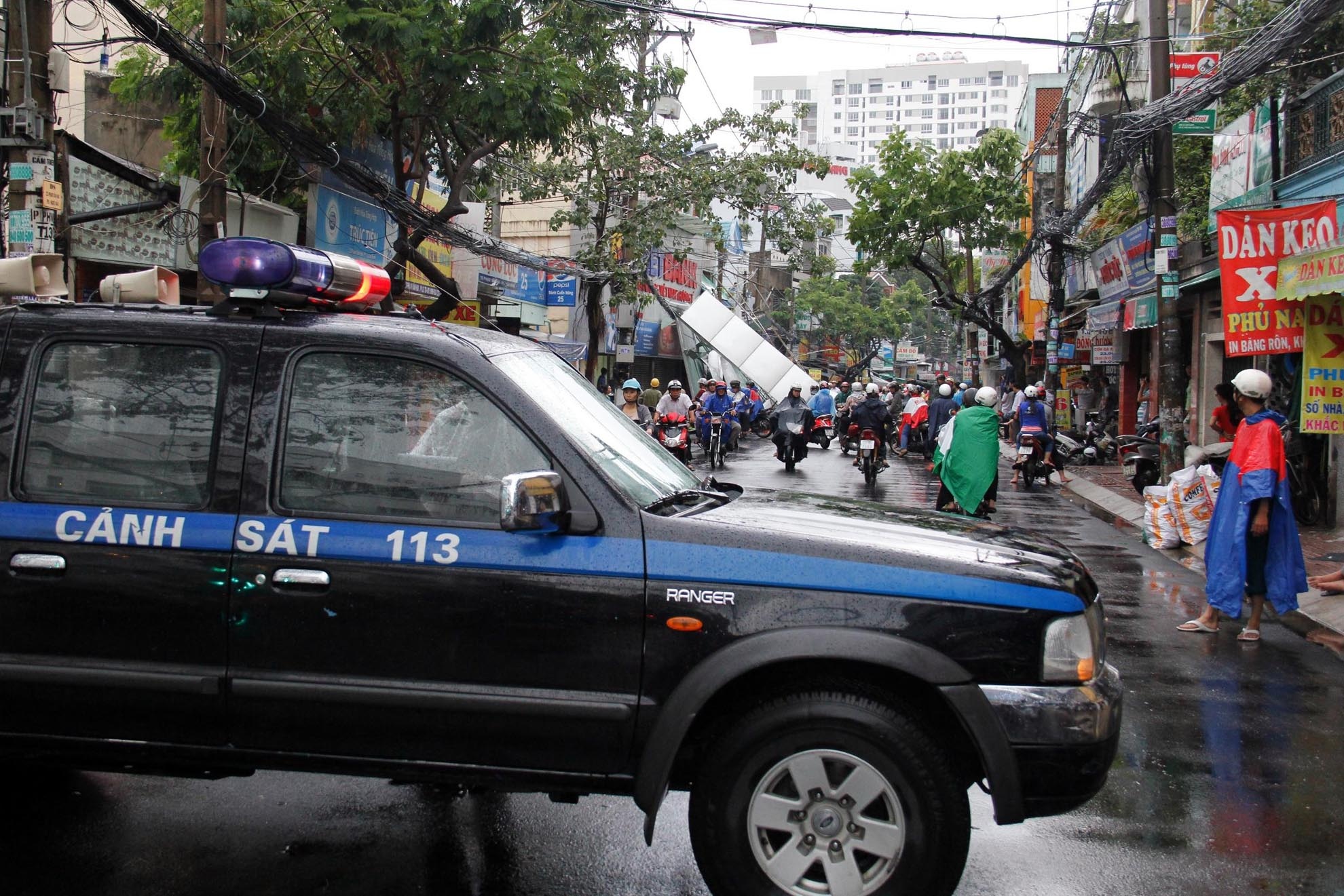 Các lực lượng dân quân tự vệ, cơ quan chức năng , có mặt nhanh chóng để phong tòa hiện trường và hướng dẫn lưu thông tránh ùn tắc.