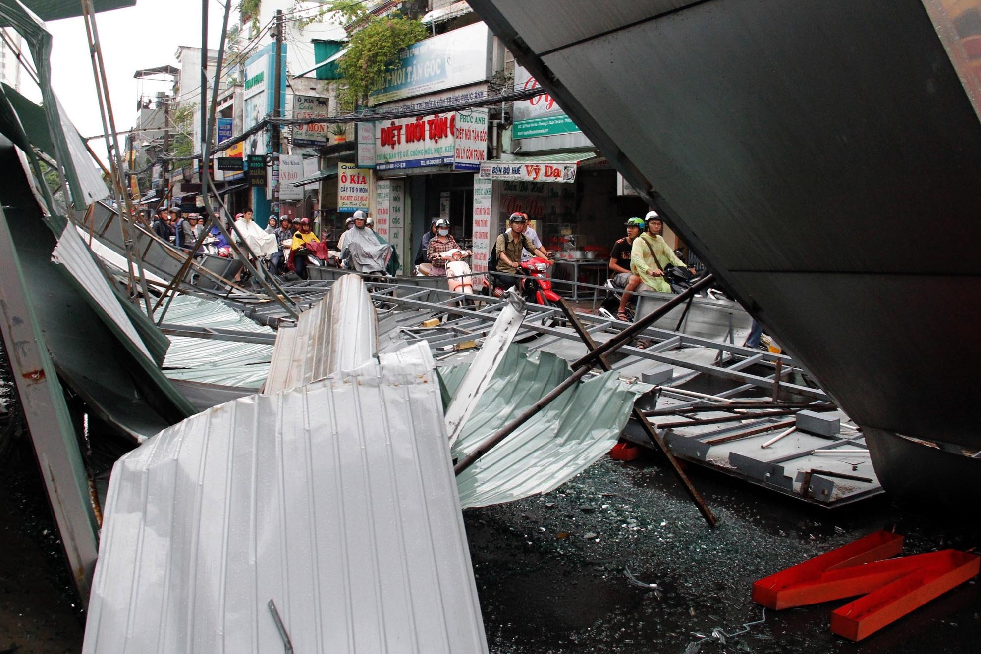 Điều cực kỳ may mắn là có một cặp nam nữ vừa kịp chạy xe qua thoát chết trong gang tấc. Hai người còn hoảng hồn không chạy nổi phải tấp vào đường đứng cho hoàn hồn. Cũng do gió quá mạnh nên hầu hết người dân đều núp mưa nên không có thương vong về người