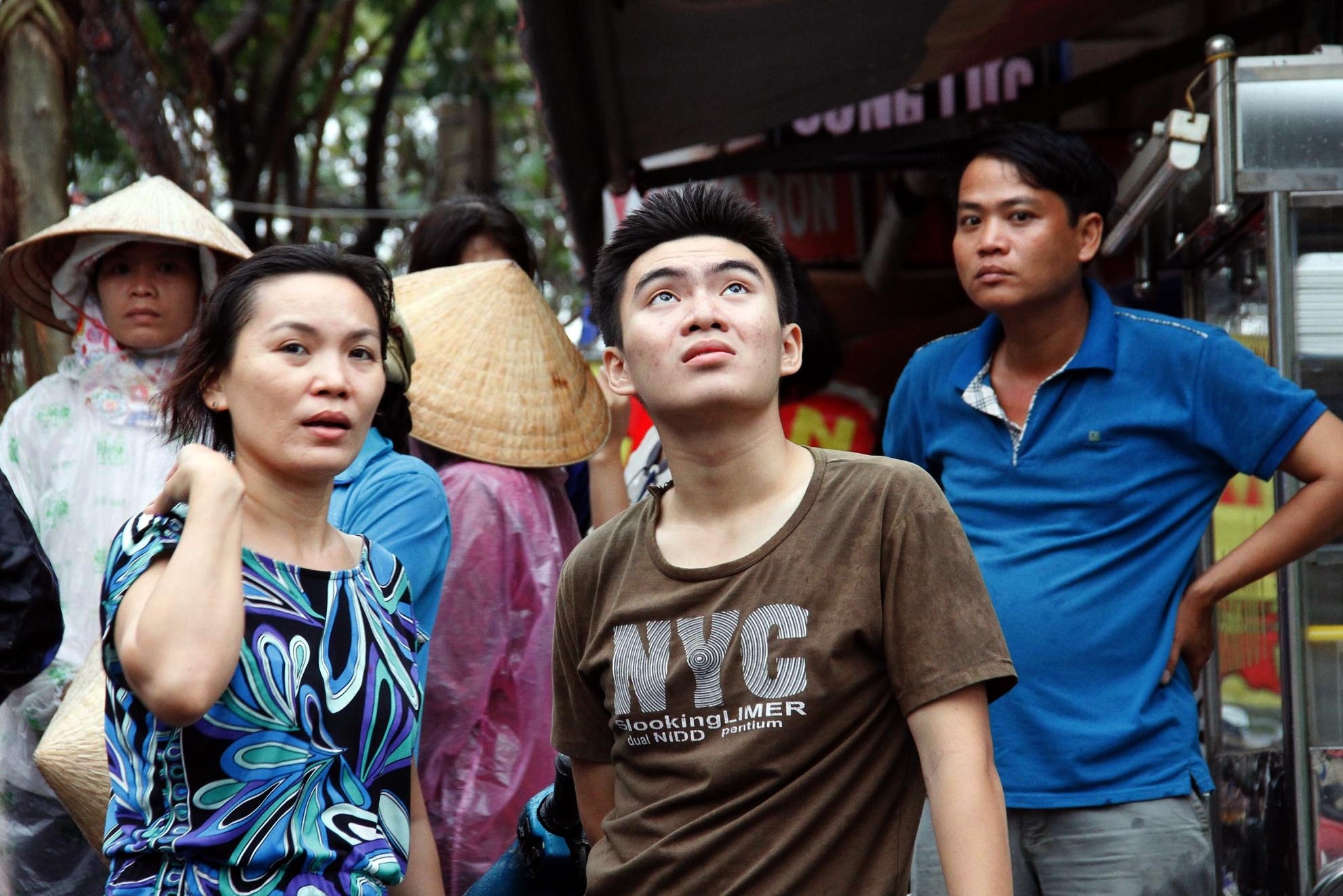 Nhiều người dân khi núp mưa chứng kiến vẫn còn chưa hết bàng hoàng. Được biết Chi nhánh này thành lập tháng 11 năm 2010 đến nay đã được 4 năm. Theo thời gian hệ thống khu sắt đỡ đã bị rỉ sét yếu mòn theo thời gian.Những thanh sắt mỏng manh này không chịu nổi áp lực của những cơn gió lớn