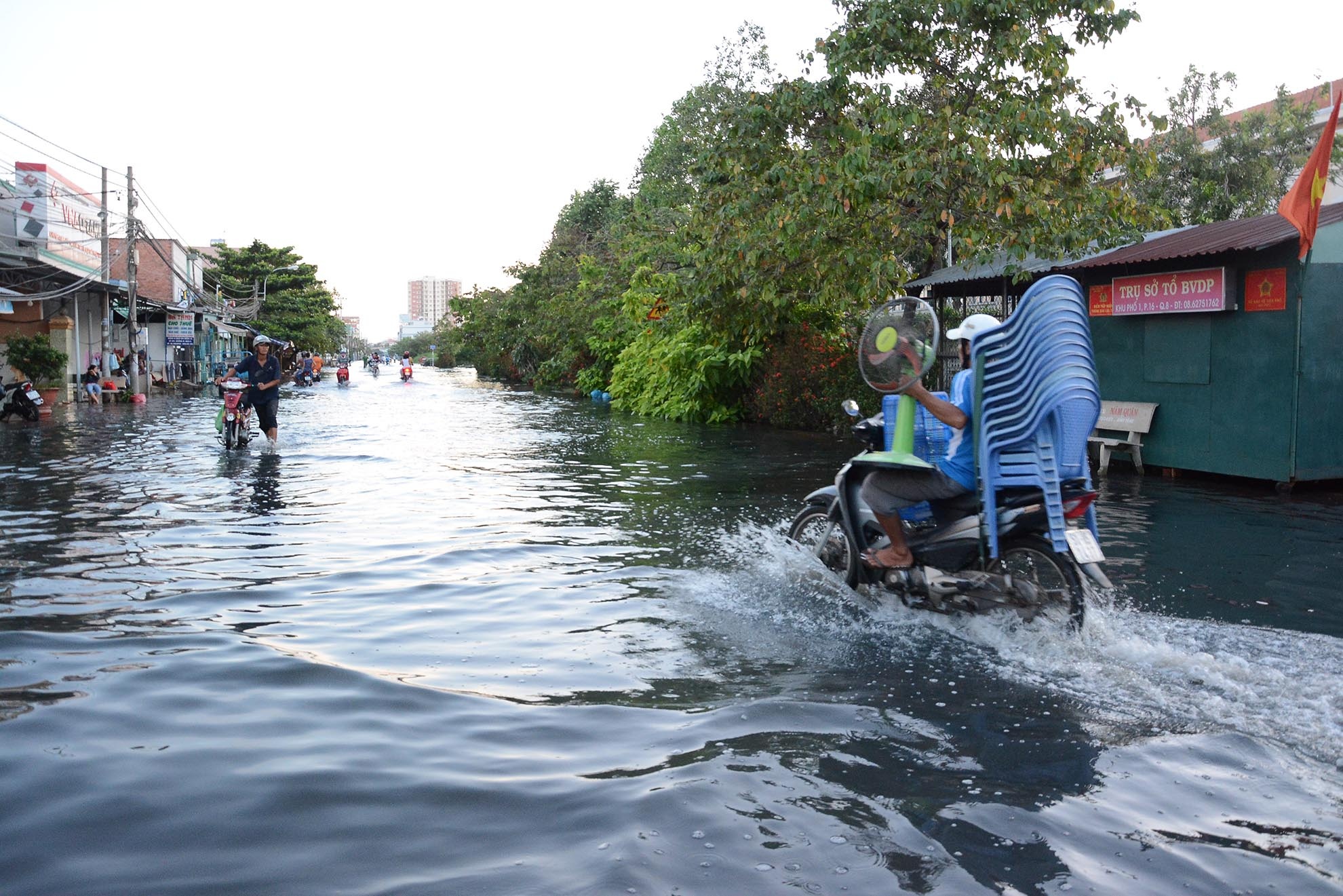 Nước ngập dài gần 2km cả tuyến đường. 