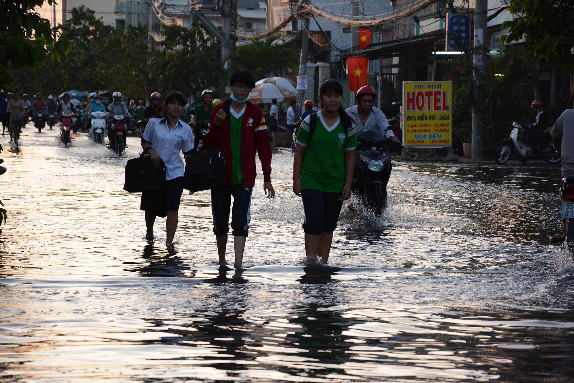 Học sinh Trường THPT Nguyễn Thị Định lội nước bì bõm để về nhà.