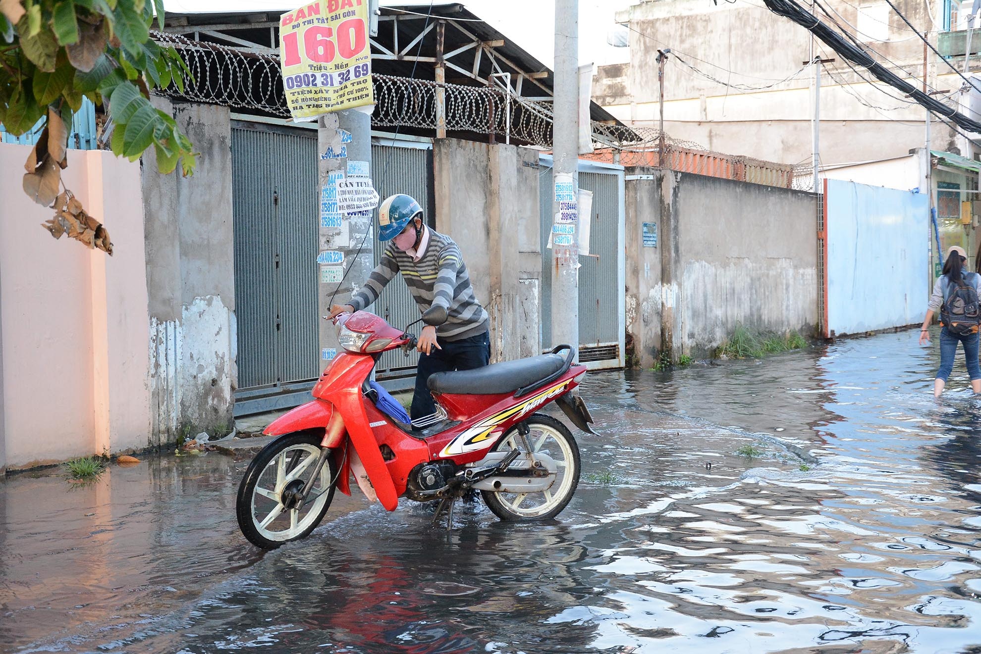 Nước ngập khiến xe bị chết máy.