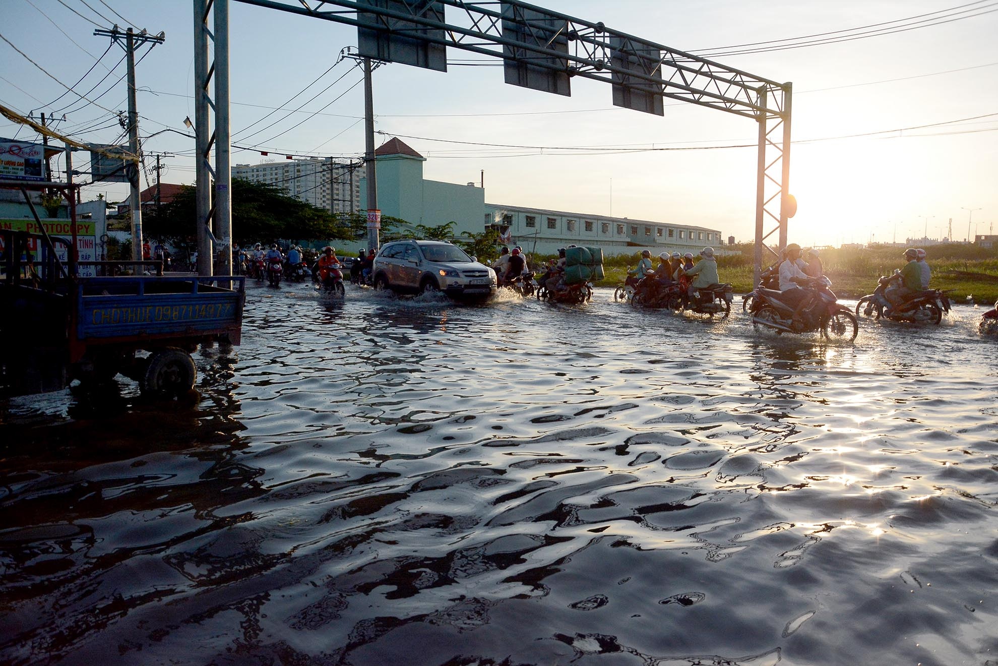 Các tuyến đường như An Dương Vương quận 6; Bến Phú Định quận 8 đã bị ngập trong nước khi triều cường dâng cao chiều tối ngày 7/11/2014.
