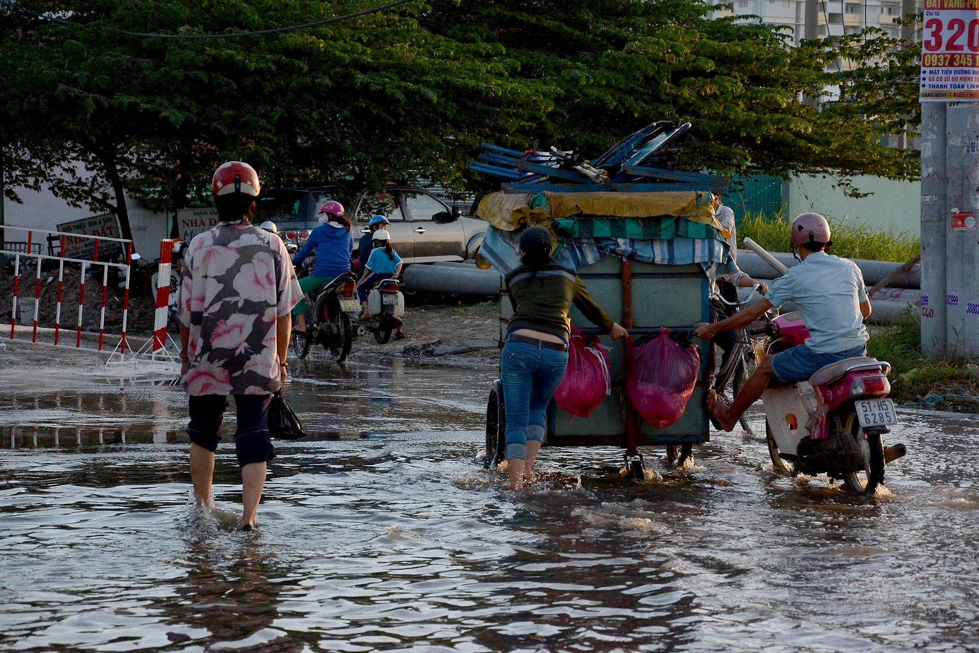 Triều cường dâng cao vào giờ tan tầm khiến nhiều người di chuyển về nhà gặp nhiều khó khăn.