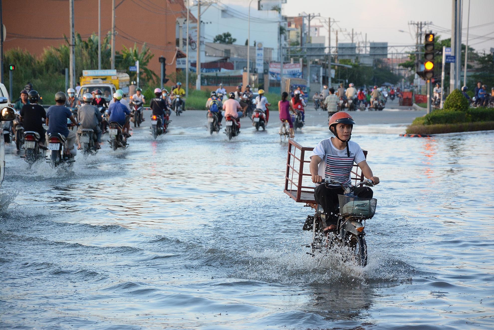 Một số người dân cho biết: Địa bàn quận 6, quận 8 là khu vực trũng thấp nên mỗi khi triều cường dâng cao gây nước ngập.
