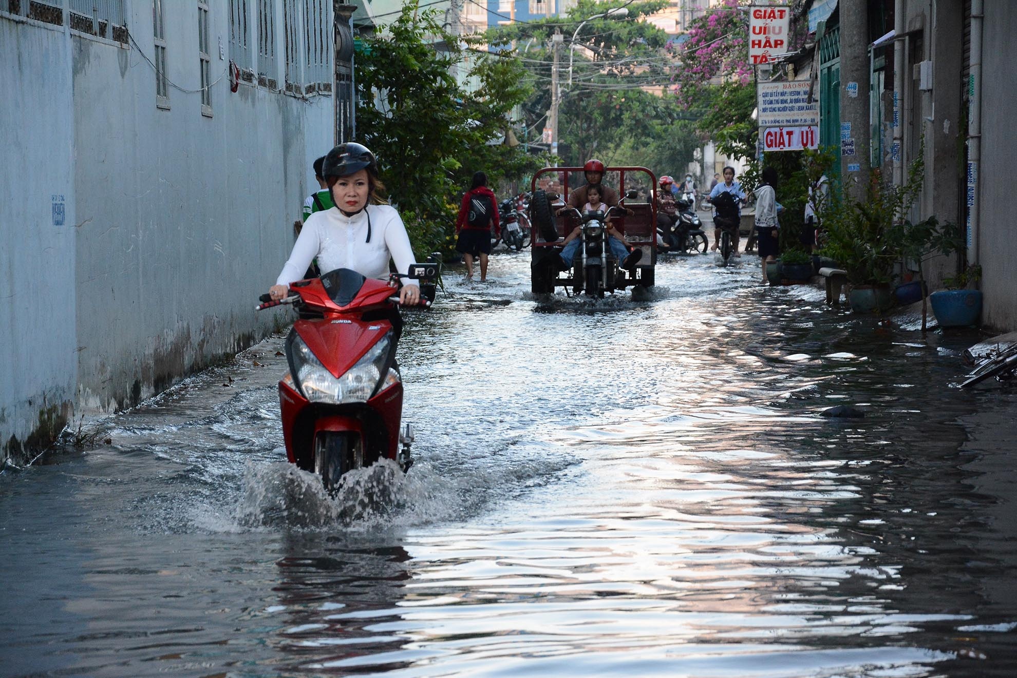 Nước tràn vào cả con hẻm trên đường số 41, quận 8 khiến người đi đường đi lại khó khăn.