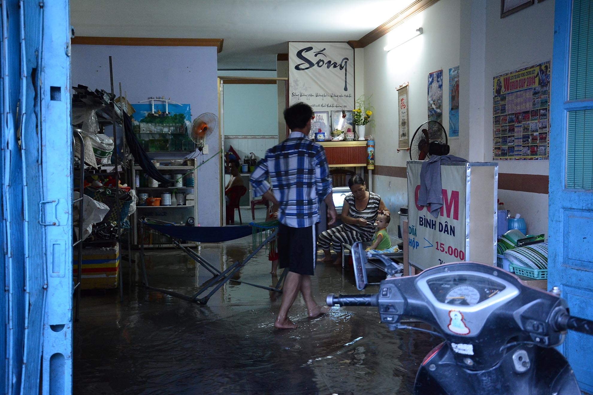 Nước tràn vào căn nhà 165 đường số 41 của anh Ngân khiến sinh hoạt gia đình bị đảo lộn.
