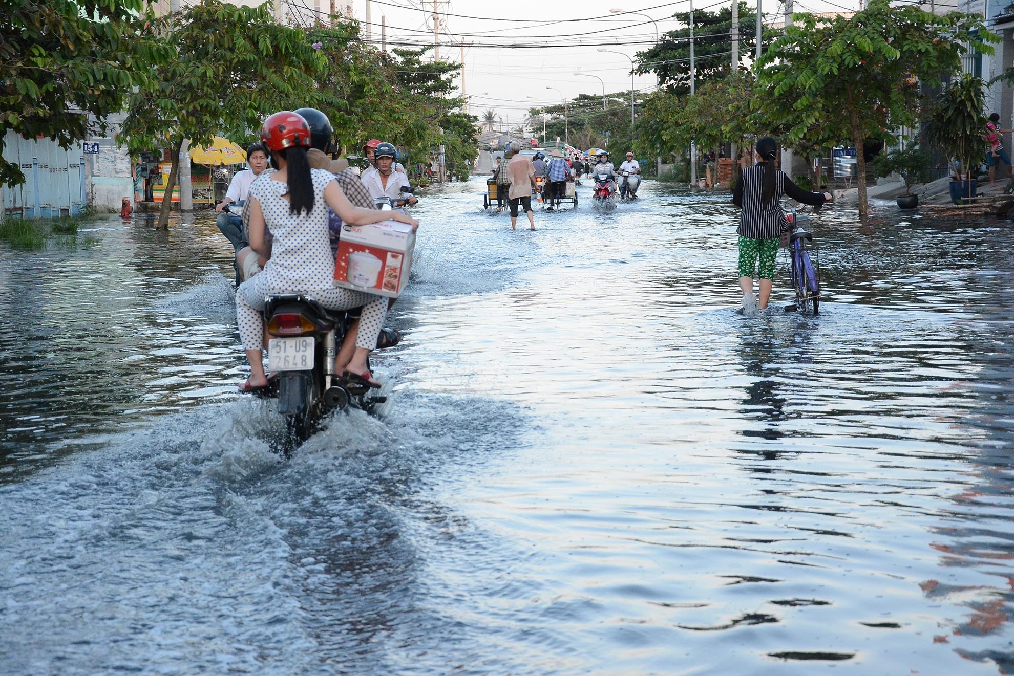 Nhiều người đi đường chán ngán với cảnh ngập nước.