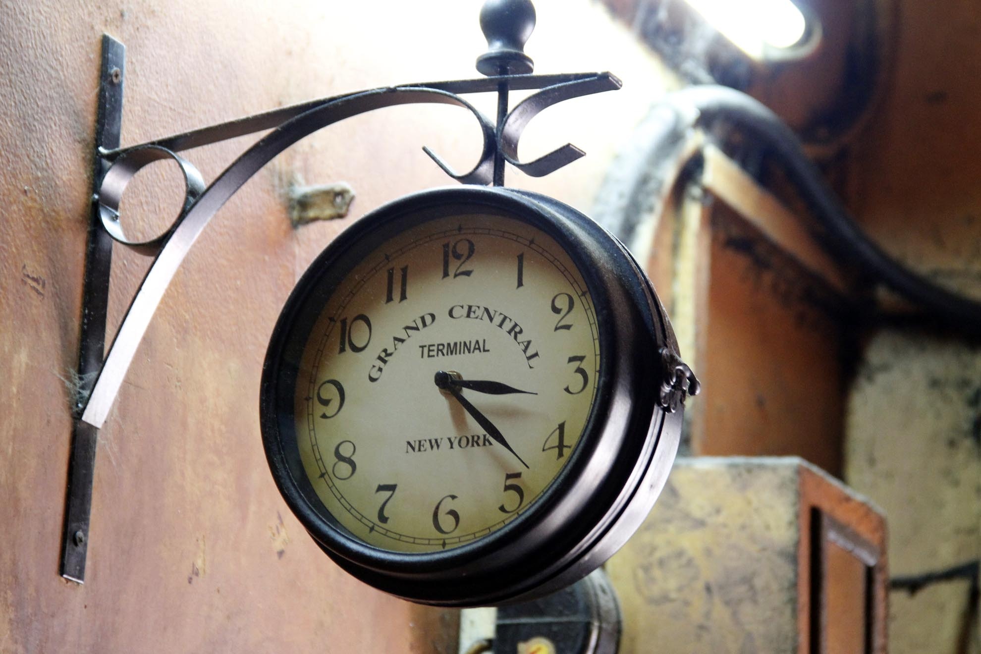 Chiếc đồng hồ được đem về từ Thụy Sỹ xa xôi như là dấu ấn thời gian để khách ghé thăm nhận biết được sự lâu đời của quán. 