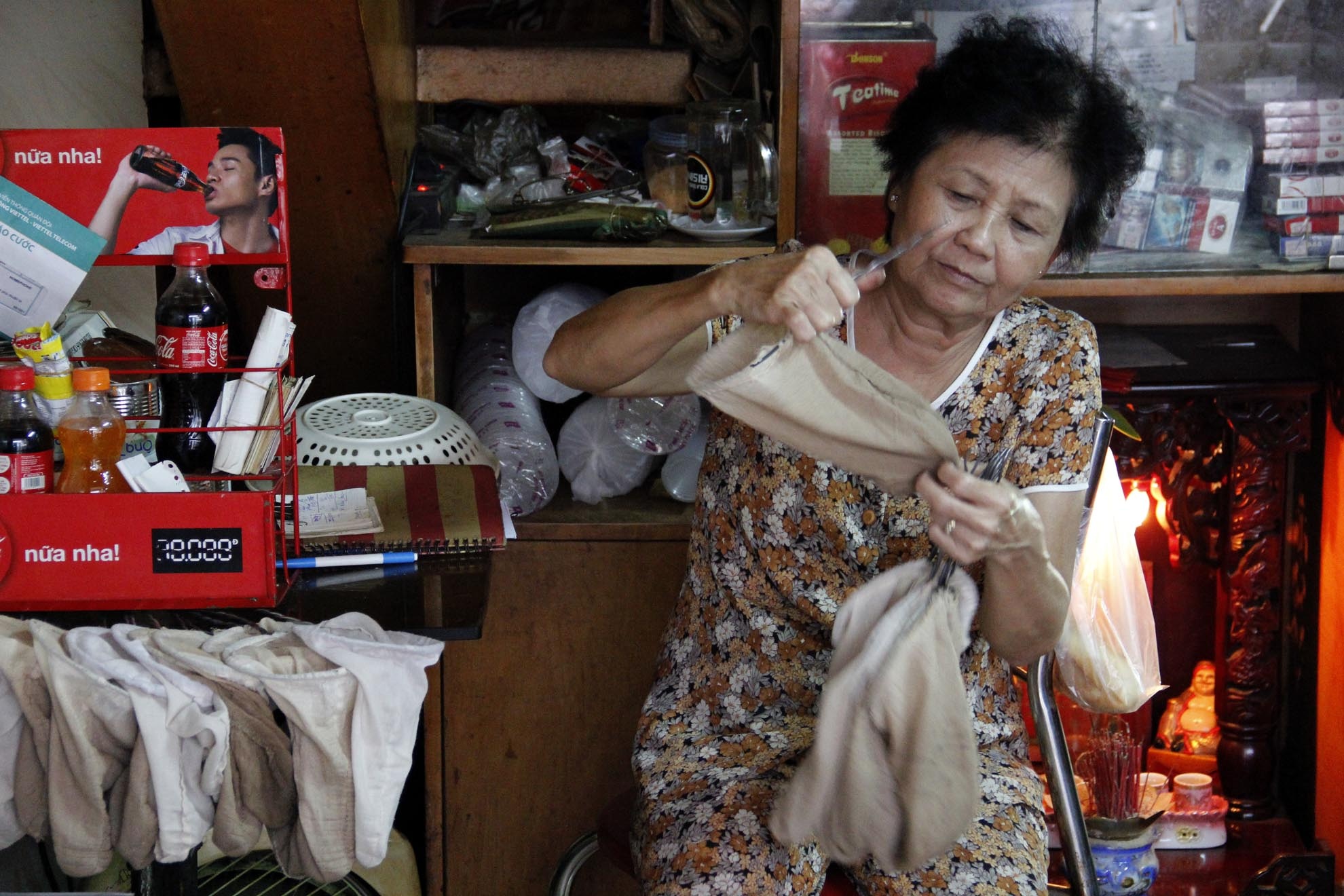 Những lúc rảnh rỗi cô Ba lại tỉ mỉ kiểm tra từng chiếc túi lọc đã được giặt sạch sẽ để thay thế cho những chiếc túi đã sờn cũ. Dù là công đoạn nào cô cũng làm hết sức cẩn thận. Cô luôn cho rằng, để có một ly café ngon thì từ điều nhỏ nhất cũng phải làm tốt.