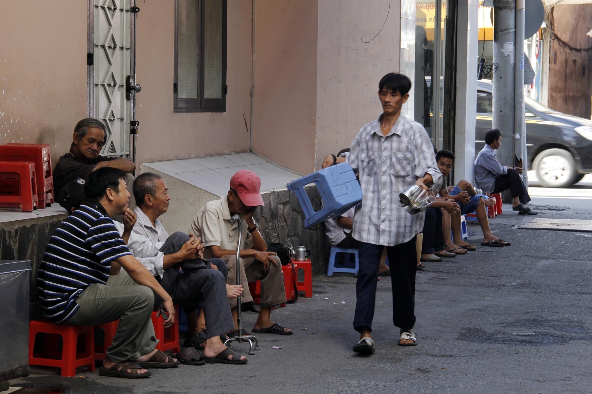 Khách ghé thăm đôi khi không hẳn thèm café mà là thèm cái không khí bình yên của Sài Gòn sớm mai