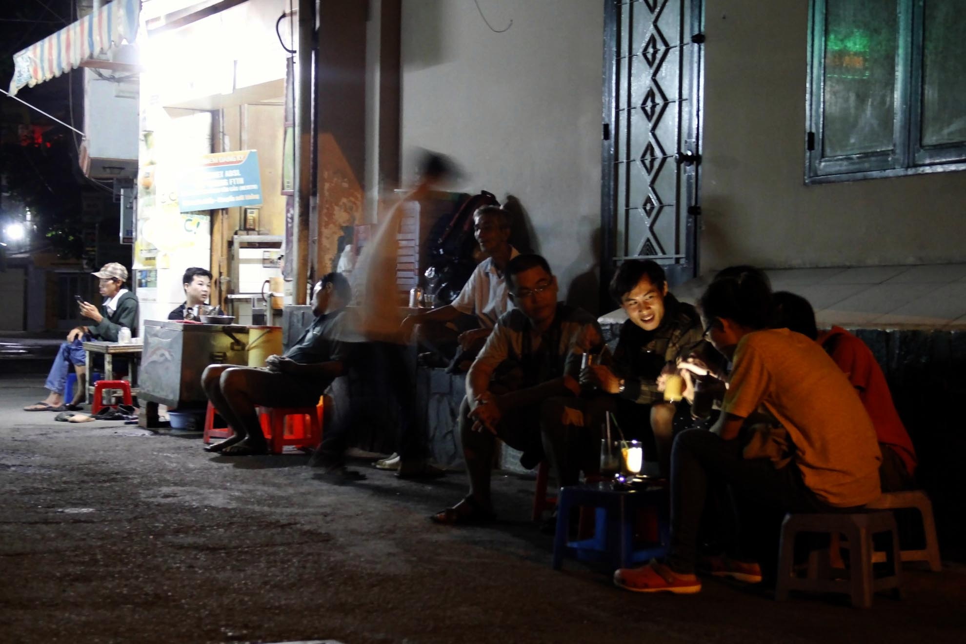 Hoặc muốn hàn huyên trò chuyện cùng bạn bè giữa không gian yên tĩnh của đêm khuya.