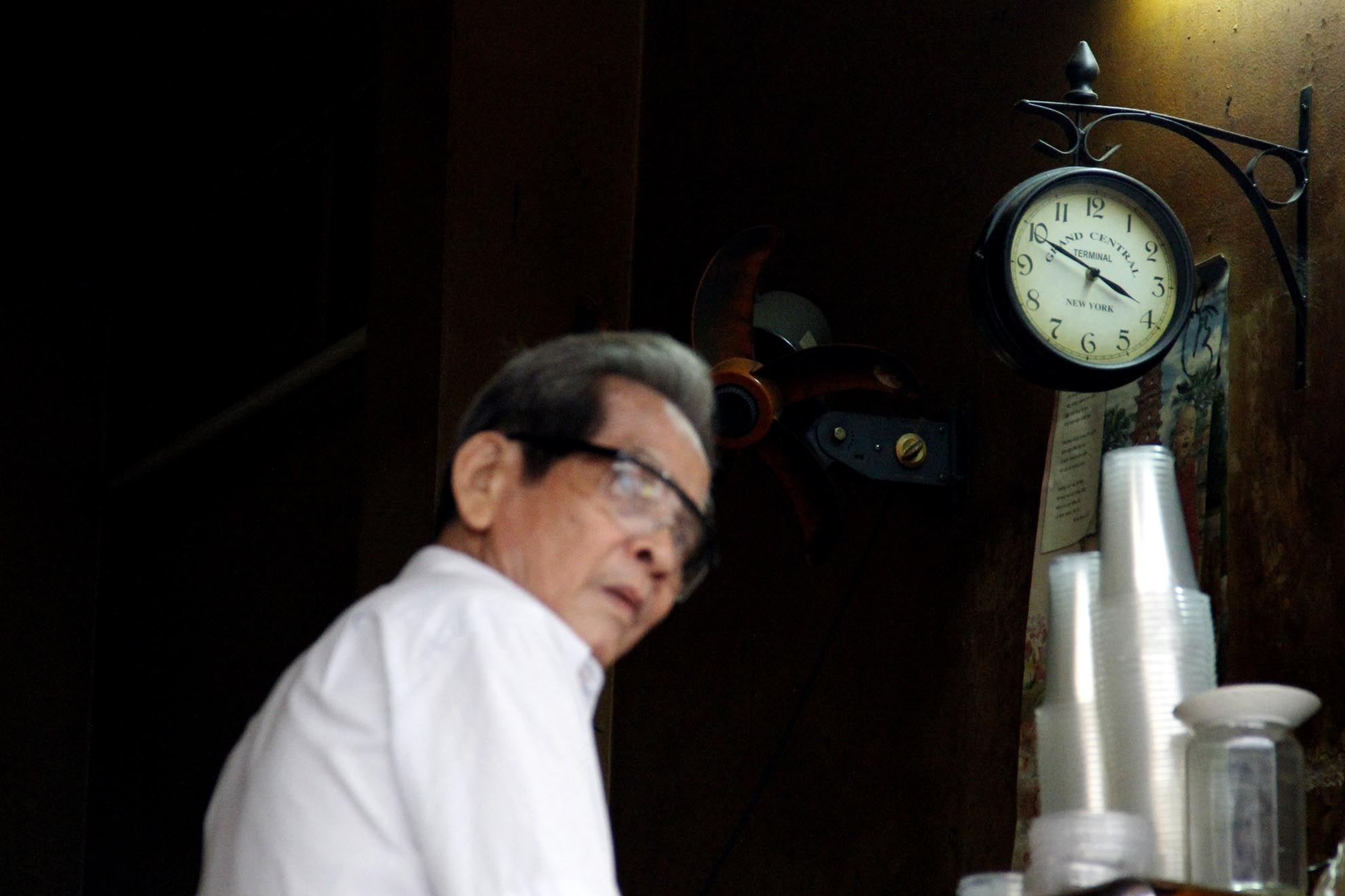 Chủ quán café vợt này là ông Đặng Ngọc Côn 80 tuổi, mọi người thường gọi thân mật là chú Ba. Quán café của ông đã truyền đến 3 đời và là điểm hẹn thân thiết của nhiều thế hệ khác nhau sống ở Sài Gòn/