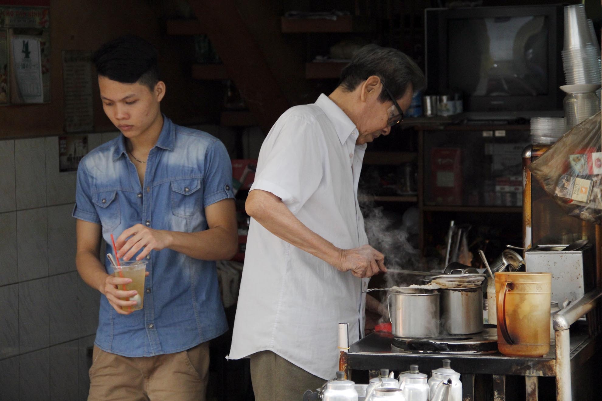 Điều thú vị của quán là suốt hơn 50 năm này quán chưa từng đóng cửa hay ngừng hoạt động. Ông Ba cùng vợ và các con cháu thay phiên nhâu để bán suốt ngày đêm. Ông và vợ thường bán ca ban ngày còn ban đêm để cho con trai phụ bán.