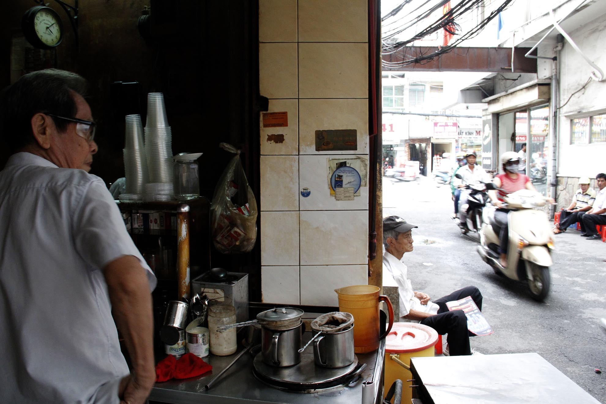 Khi có khách uống café được rót ra ly nhỏ đã trụng nước sôi cho nóng. So với cách pha truyền thống, cách này giúp giữ trọn vị café khi thưởng thức, hơi nóng nồng giúp  hương được giữ lâu.