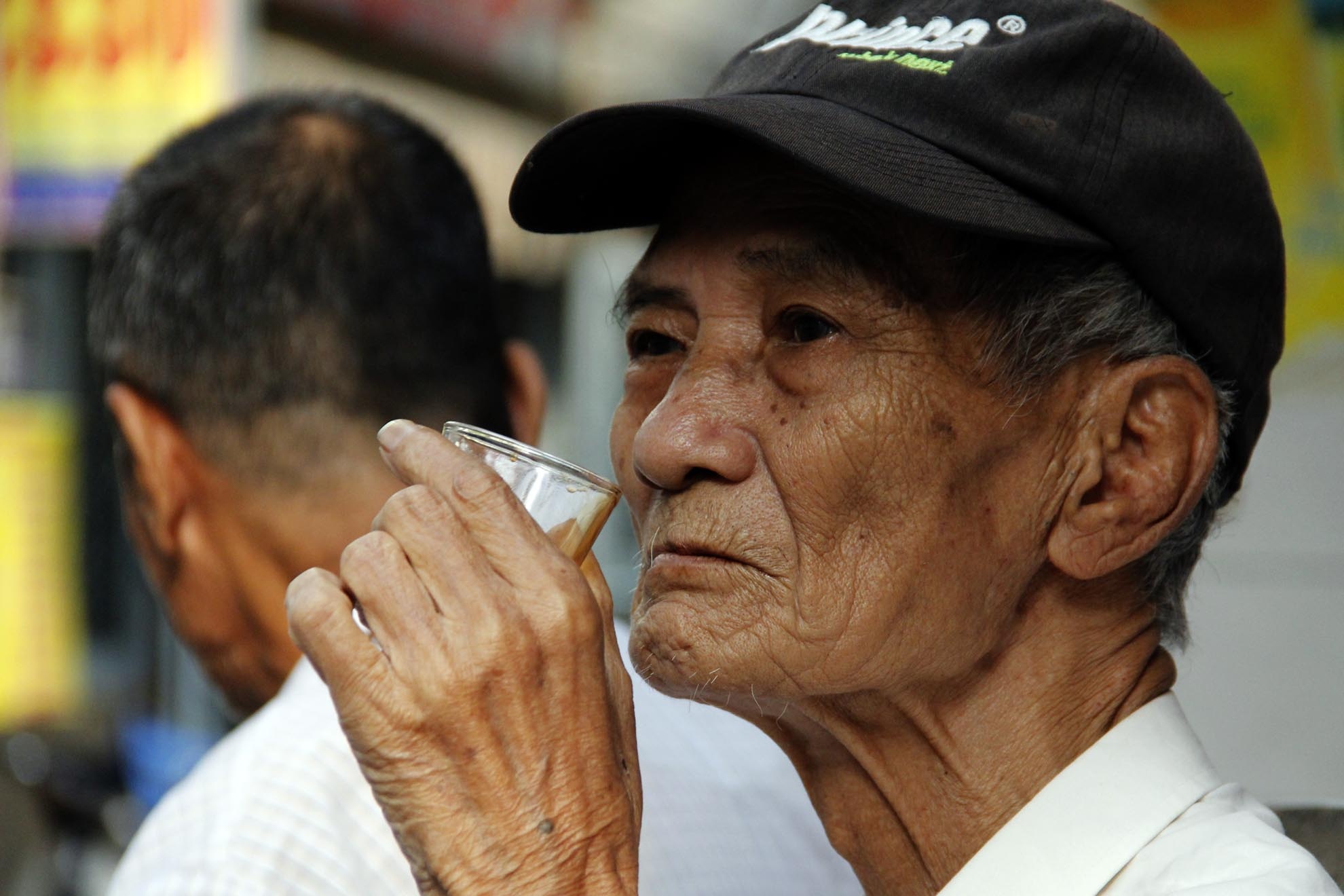 Khách đến quán thường là những bậc cao niên, đã gắn bó với Sài Gòn từ rất xưa. Chú Thanh đã từng uống ở đây khi còn học trung học. Bao nhiêu năm qua hương vị café đặc biệt này đã quá quen thuộc, ngày nào không làm một ly chú cũng thấy thiếu thiếu.