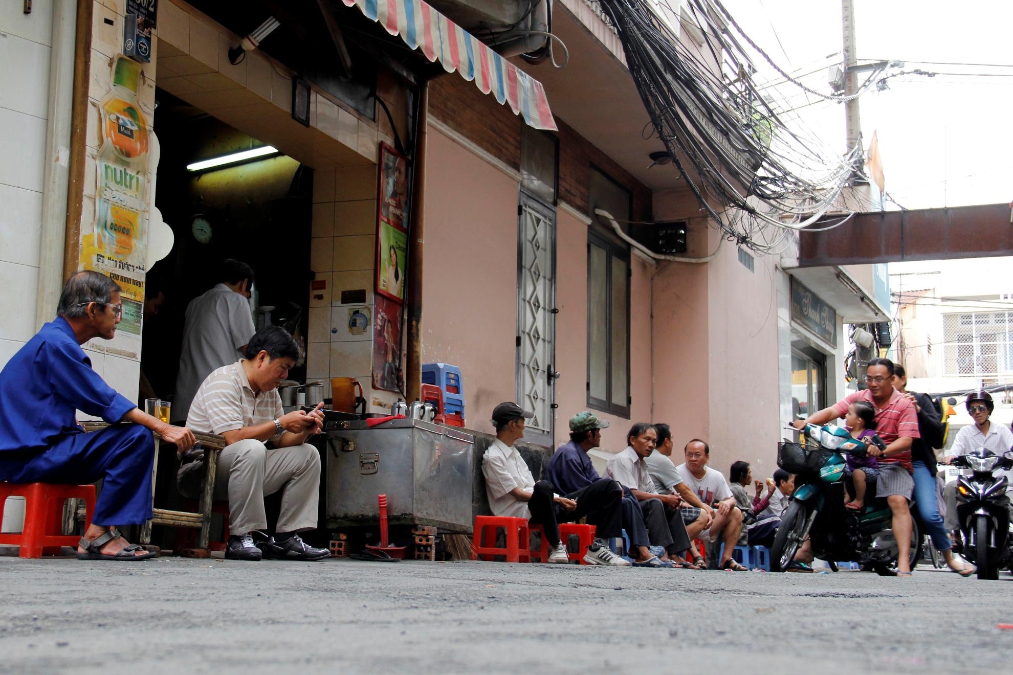 Quán đông nhất vào mỗi sáng sớm, khách quen thường ghé làm một ly trước khi đi làm, hoặc bạn bè hẹn gặp nhau cùng hàn huyên trò chuyện.