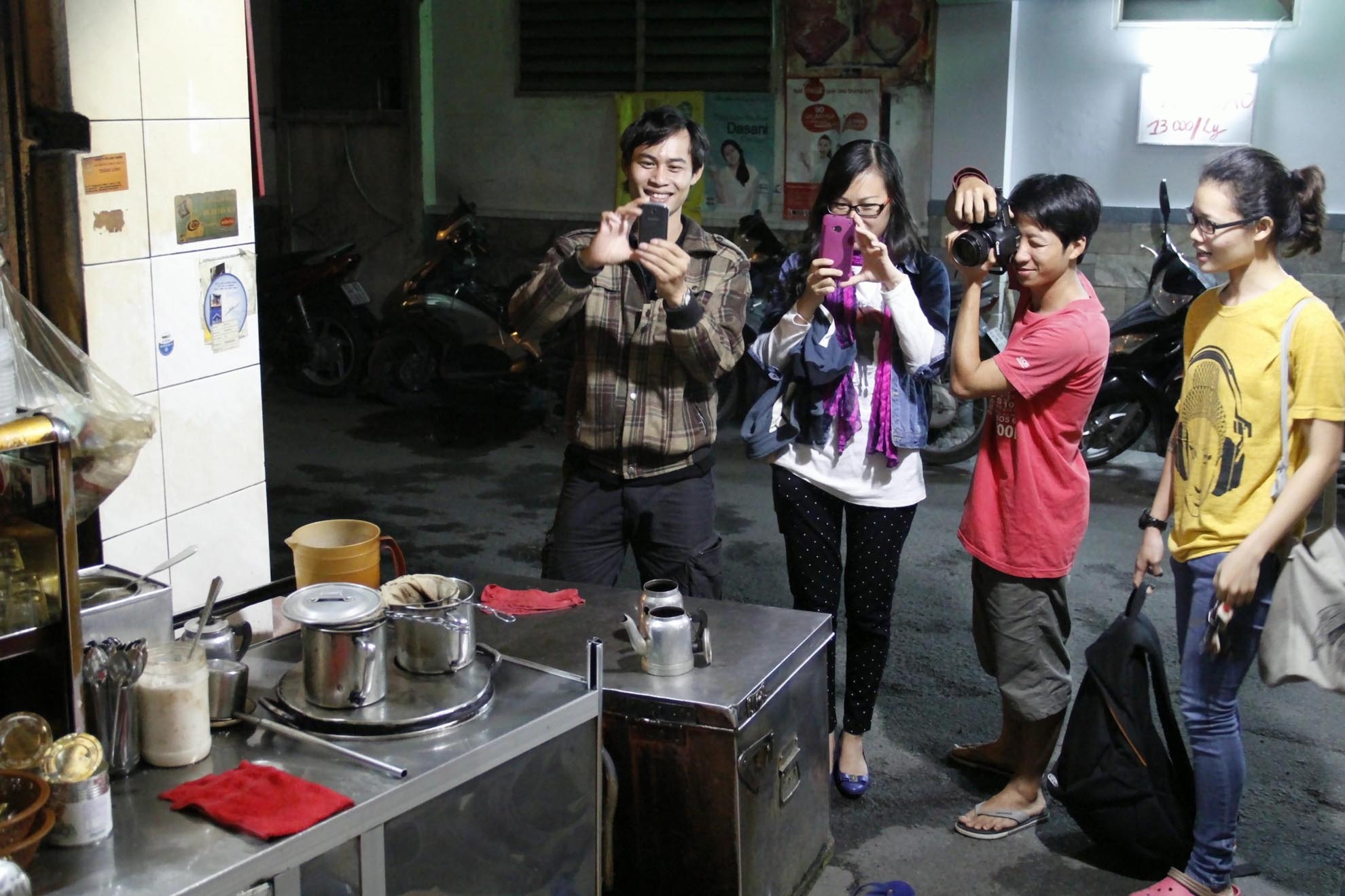 Quán không chỉ là điểm yêu thích của các bậc cao niên mà còn là nơi ghé thăm của các bạn trẻ yêu mến tìm hiểu khám phá văn hóa Sài Gòn xưa. Nhóm bạn này lần đầu tiên ghé quán và rất thích thú với phong cách pha café cổ truyền độc đáo này.